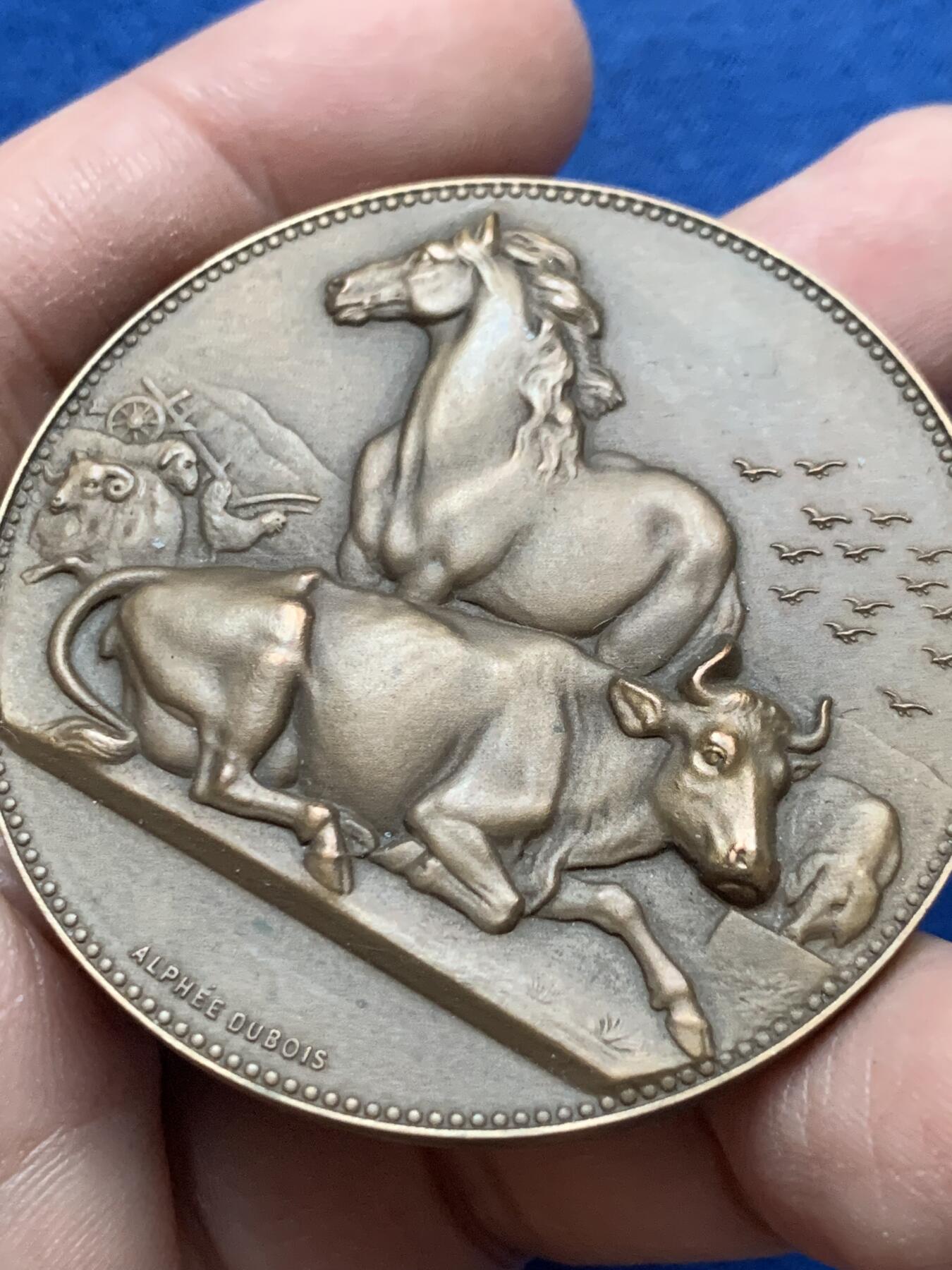 《竞宝斋》第444场 周日，周一，2场连拍 （全场包邮） 法国农业协会铜章，A.Dubois ，59.3克，50.6mm，丰饶角铜标边铭，牛与马高浮雕，肌肉鲜明。