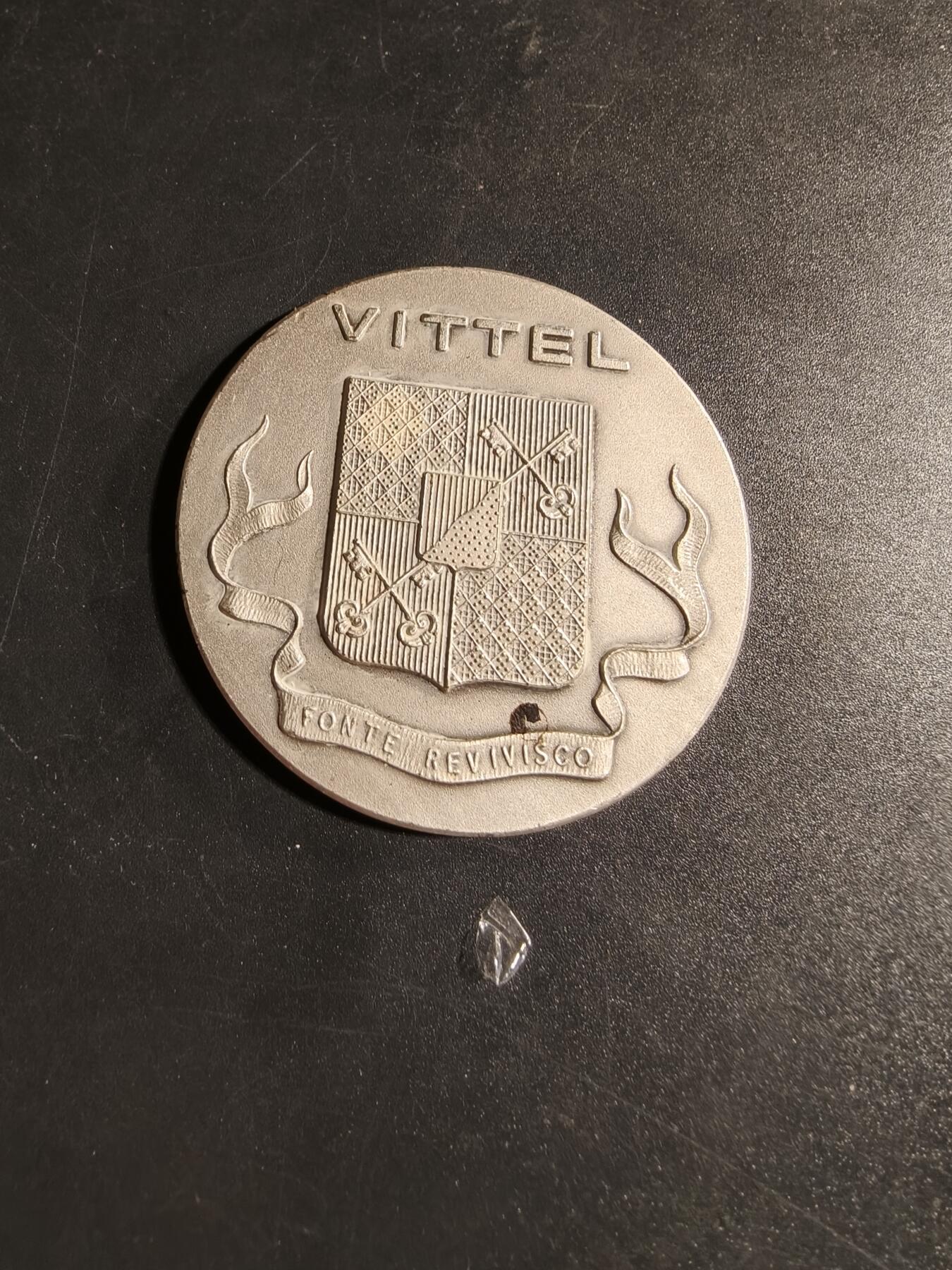 老王徽章第167期 法国维泰尔市镀银大铜章     直径50mm.    重量44.5g