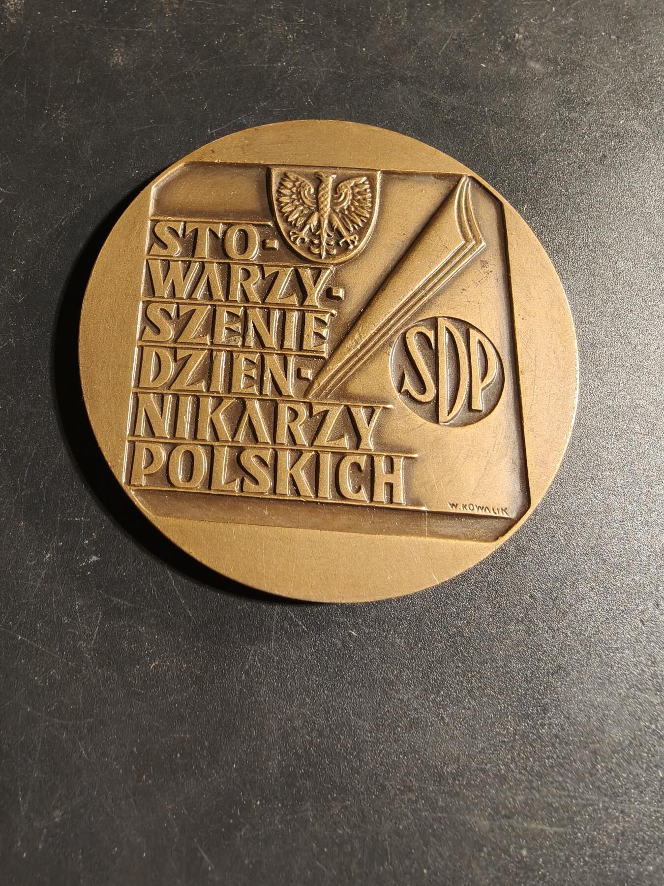 老王徽章第167期 波兰人民共和国新闻工作25周年大铜章    由波兰记者协会颁发     直径70mm.     重量136.4g