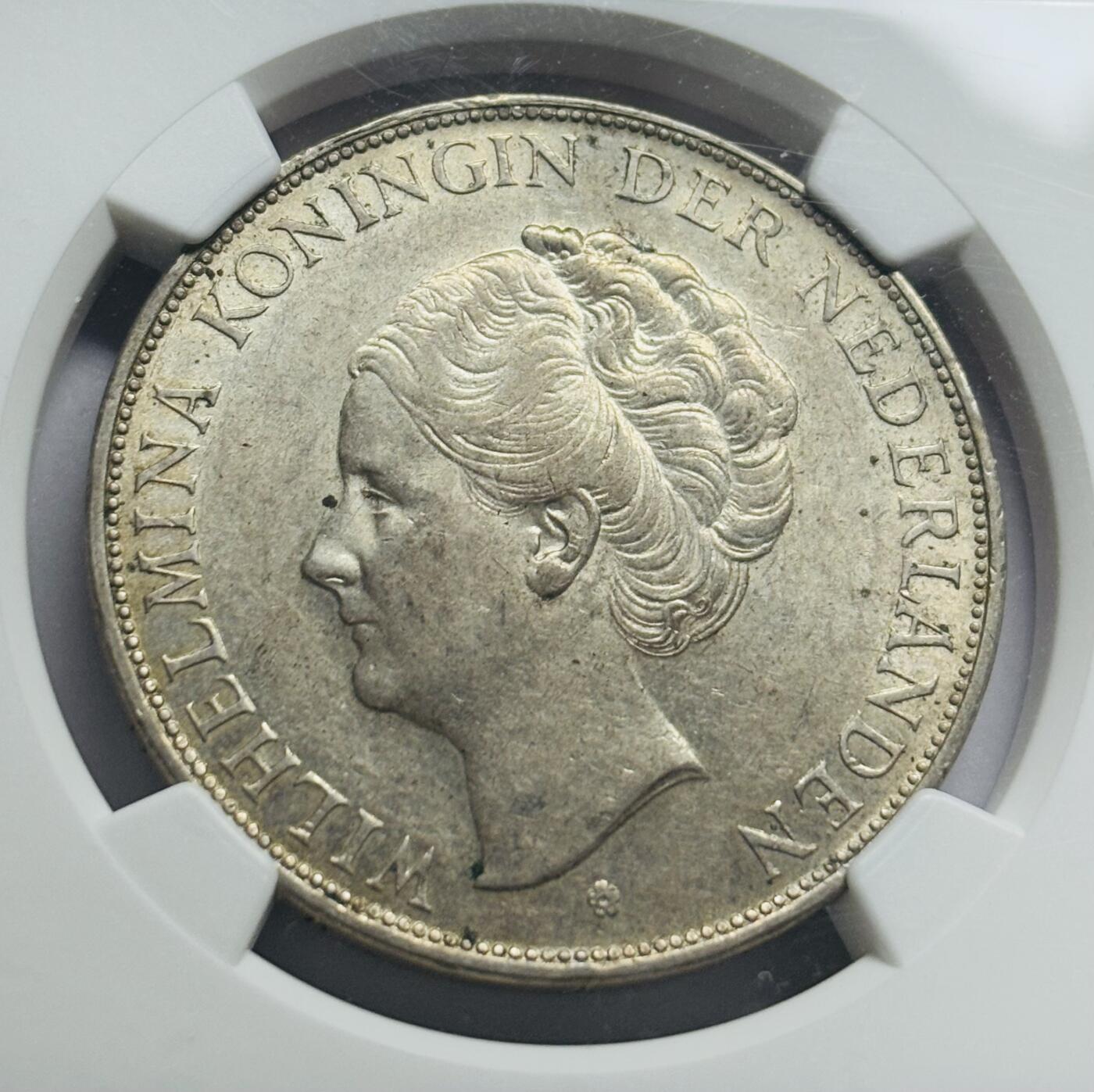 文馨钱币收藏第 283 场，【大雪鉴珍，寒英缀金】金银纪念币精品场，诚邀您的参与【长期接代拍品】 1938 年荷兰威廉明娜女王 2.5 盾大银币 NGC 评级 AU58 分，毛发丝丝可见，肖像神韵生动，光感度拉满，细节看图