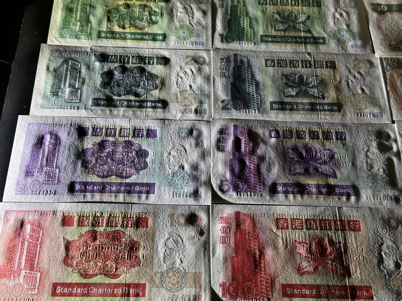 《外钞收藏家》第五百九十期（欧洲强钞、港币、硬通货及丰富裸币大拍场）（本平台长期征集拍品、欢迎藏友们联系合作） 港币3套 12张一起 汇丰银行1张有压痕一个有折 一个有轻微潮点 / 渣打全新 但有四张轻微潮点