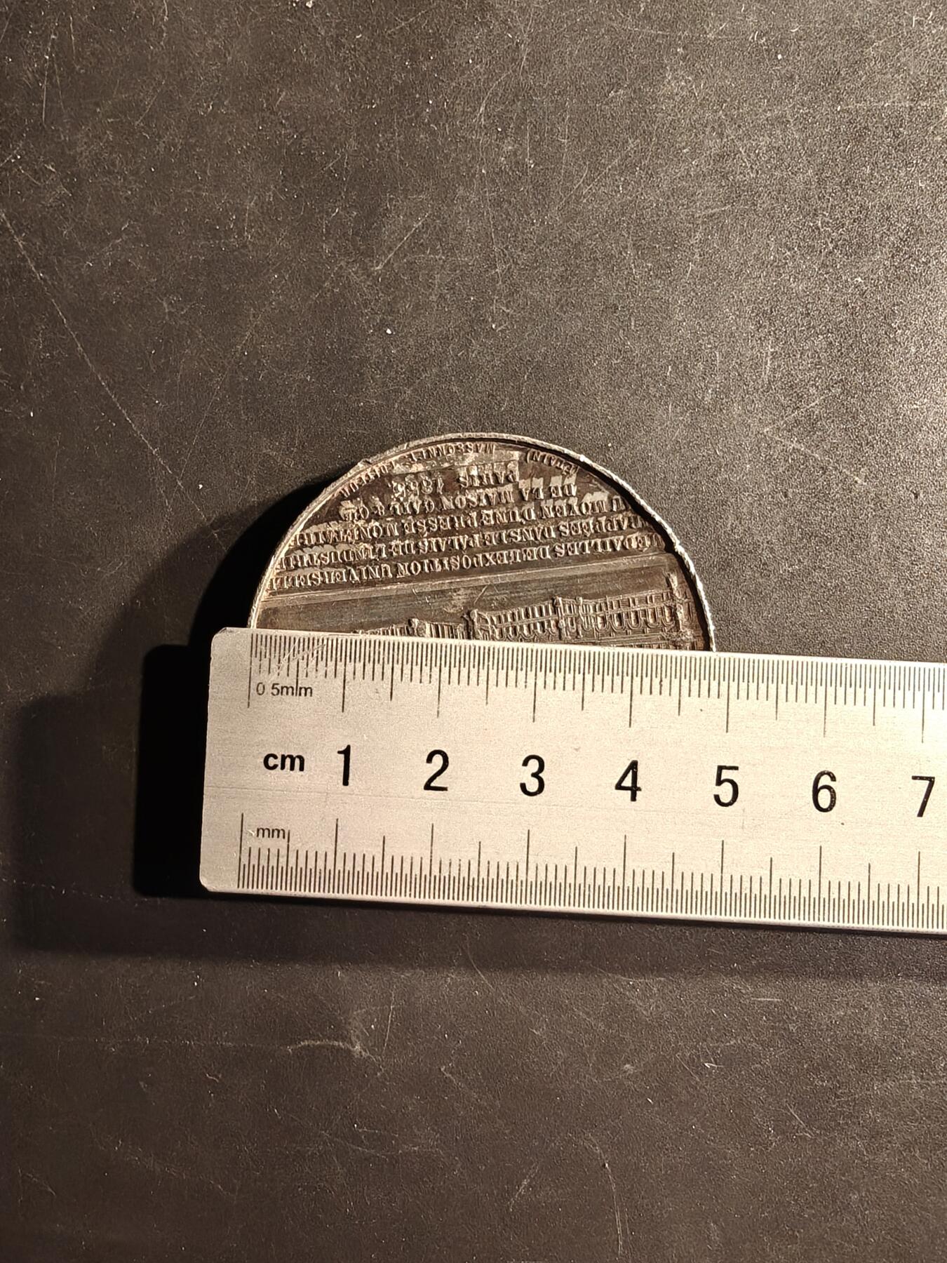 老王徽章第167期 法国1855 年巴黎世界博览会纪念章     展示了巴黎工业宫的场景     直径49mm.    重量49.5g