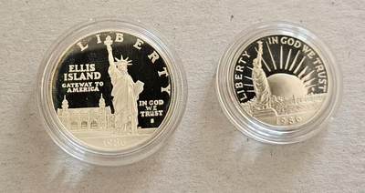 ❤️【币观天下】❤️ 第333期钱币拍卖- 2025.12.5周五晚上6点半场-长期征集拍品 - 美国1986币自由女神像百年精制套装两枚，1元银币26.7克，有氧化带包装