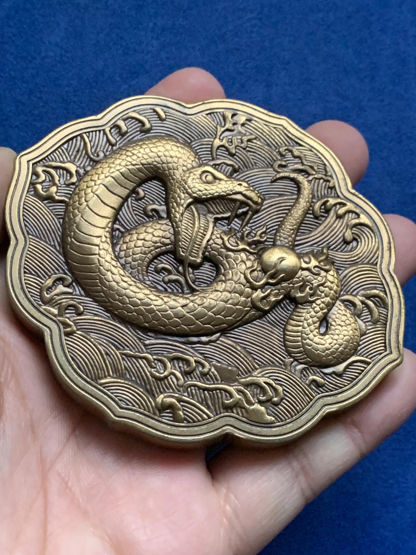 《竞宝斋》第444场 周日，周一，2场连拍 （全场包邮） 上海金菩发行蛇年异形高浮雕铜章，铜章正面图案为“灵蛇献珠”及吉祥纹饰，背面为隋珠并铭刻“灵蛇献珠”字样。直径很大，最宽处约有89.7MM，重409.5克，有厚实的金属盒装，带证书。