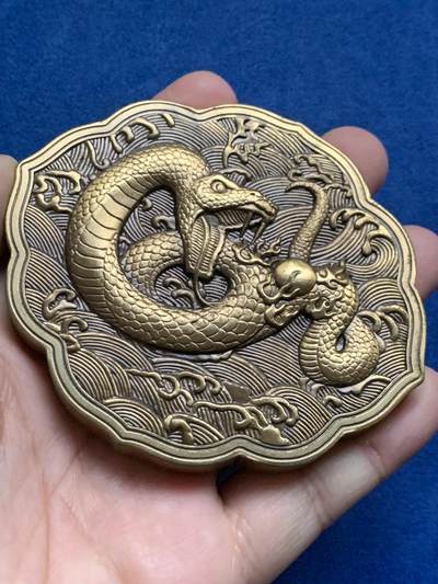 《竞宝斋》第444场 周日，周一，2场连拍 （全场包邮） - 上海金菩发行蛇年异形高浮雕铜章，铜章正面图案为“灵蛇献珠”及吉祥纹饰，背面为隋珠并铭刻“灵蛇献珠”字样。直径很大，最宽处约有89.7MM，重409.5克，有厚实的金属盒装，带证书。