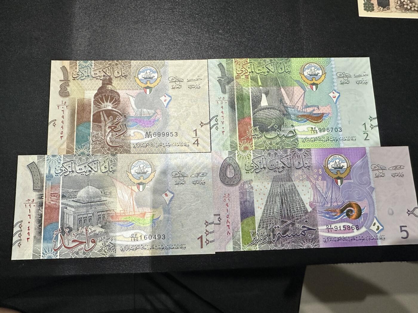 《外钞收藏家》第五百九十期（欧洲强钞、港币、硬通货及丰富裸币大拍场）（本平台长期征集拍品、欢迎藏友们联系合作） 科威特1/3、1/2、1、5四张一起 全新UNC 全部是靓号尾3和8