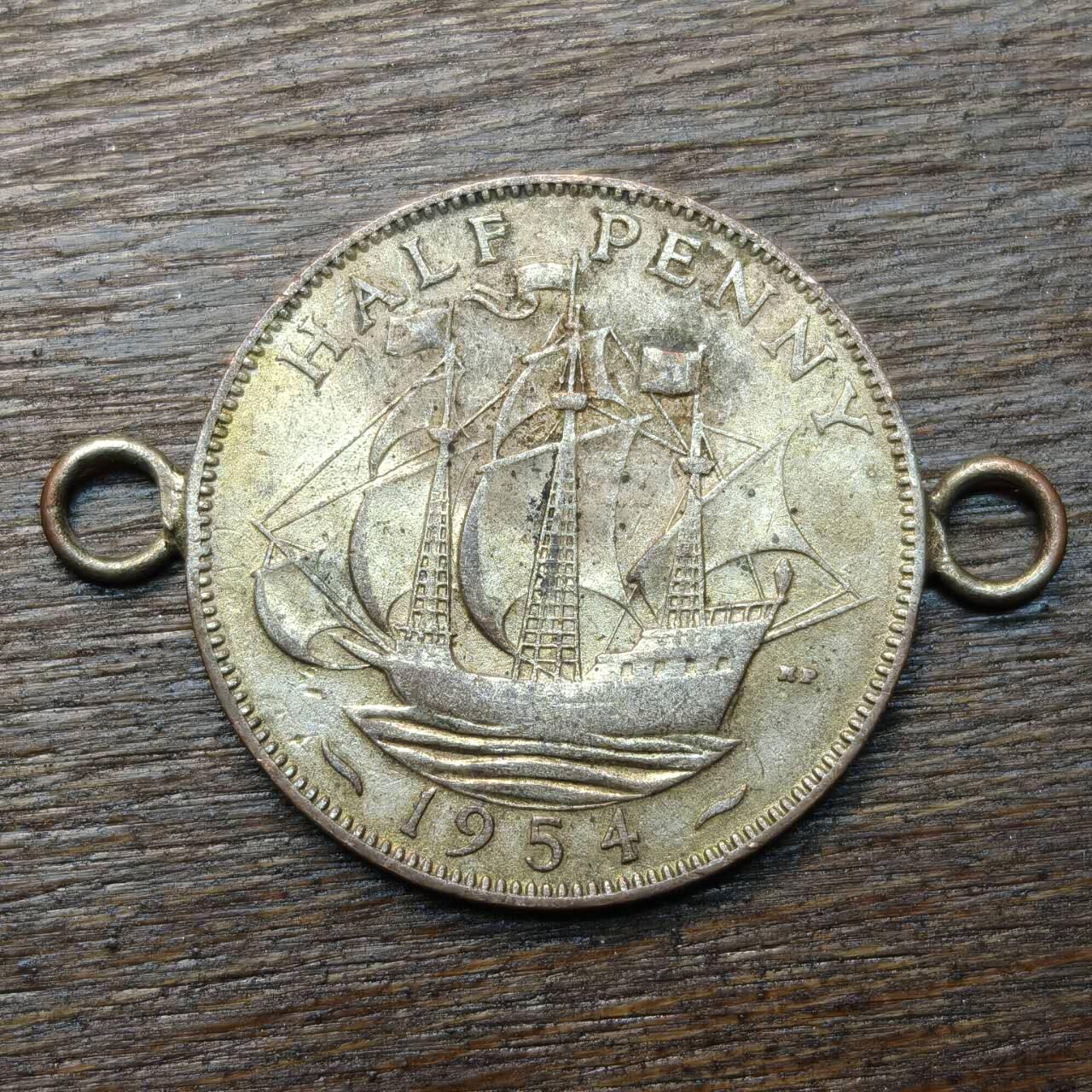 【铜匠收藏】★第134场★散币场，无佣金，30包邮。不满30元，支付5元运费。《接受代拍 代送NGC评级》 英国 1954年 半便士 （焊接两个挂环）