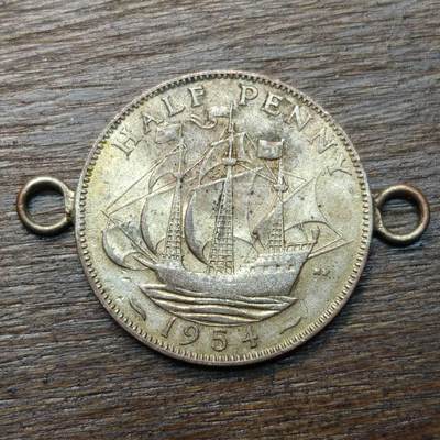 【铜匠收藏】★第134场★散币场，无佣金，30包邮。不满30元，支付5元运费。《接受代拍 代送NGC评级》 - 英国 1954年 半便士 （焊接两个挂环）