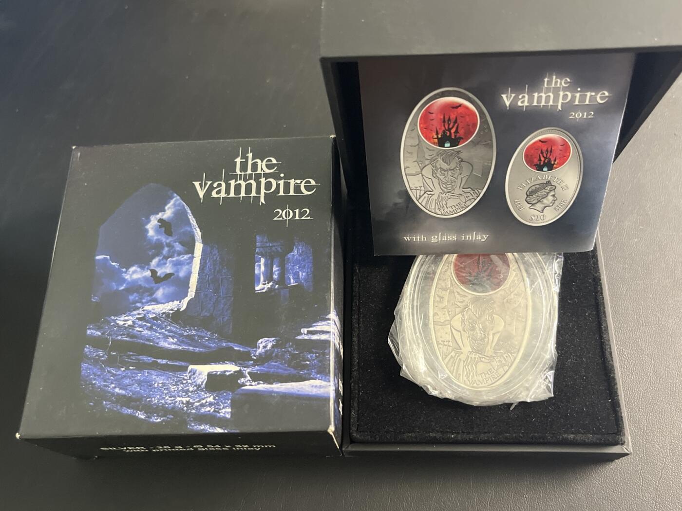❤️【币观天下】❤️ 第333期钱币拍卖- 2025.12.5周五晚上6点半场-长期征集拍品 原厂盒证少见品种淘宝没有搜索到的斐济2012年《吸血鬼》椭圆形仿古镂空镶嵌玻璃银币999银20克直径54X32毫米发行量仅1000枚
