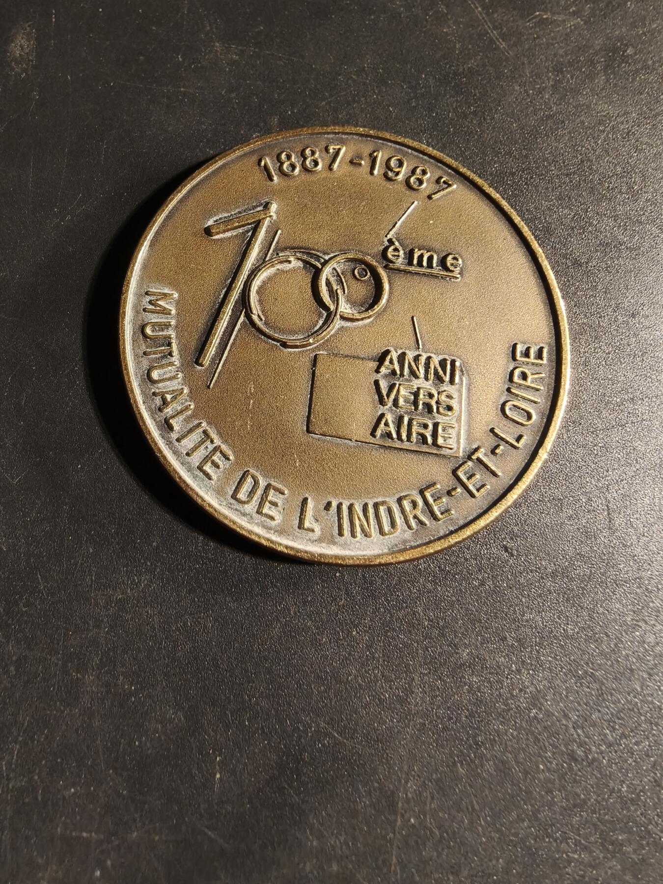 老王徽章第167期 法国安茹-卢瓦尔互助会成立百年纪念章     直径50mm.    重量60.5g