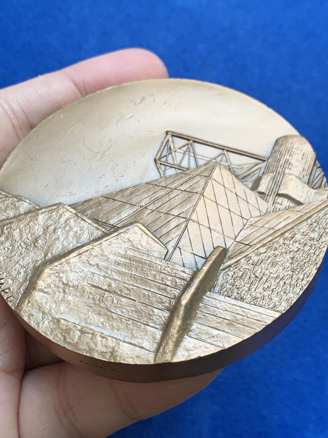 《竞宝斋》第444场 周日，周一，2场连拍 （全场包邮） 法国巴黎贝尔西综合体育馆铜章 263.5克 71.6mm 1984 丰饶角铜标