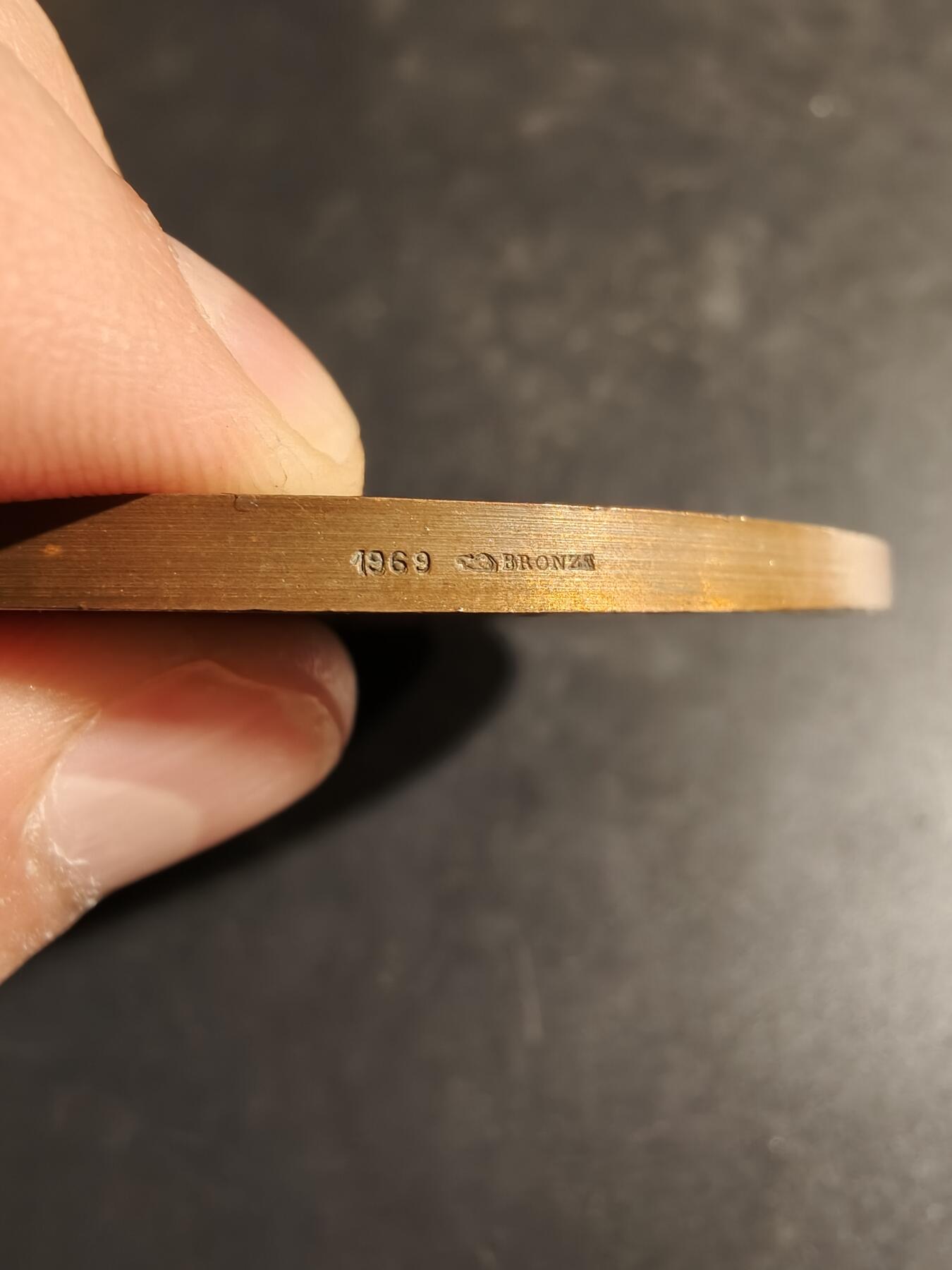 老王徽章第167期 法国国家信贷银行成立50周年大铜章     直径80mm.   重量192g