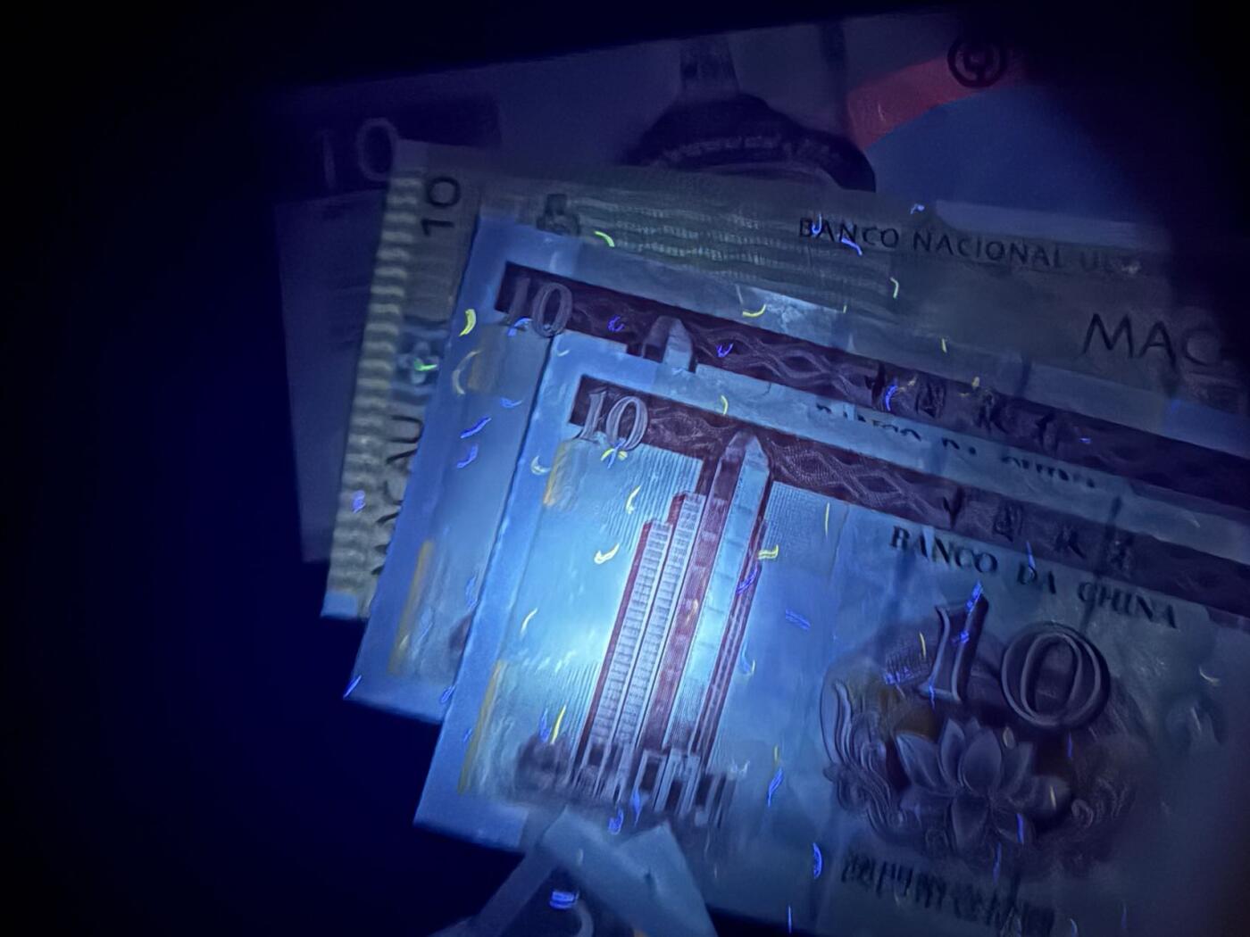 【炜奕收藏】，第五十二期 澳门10元&20元共8张，UNC-/UNC品相，部分边缘轻微潮斑，号码均无47