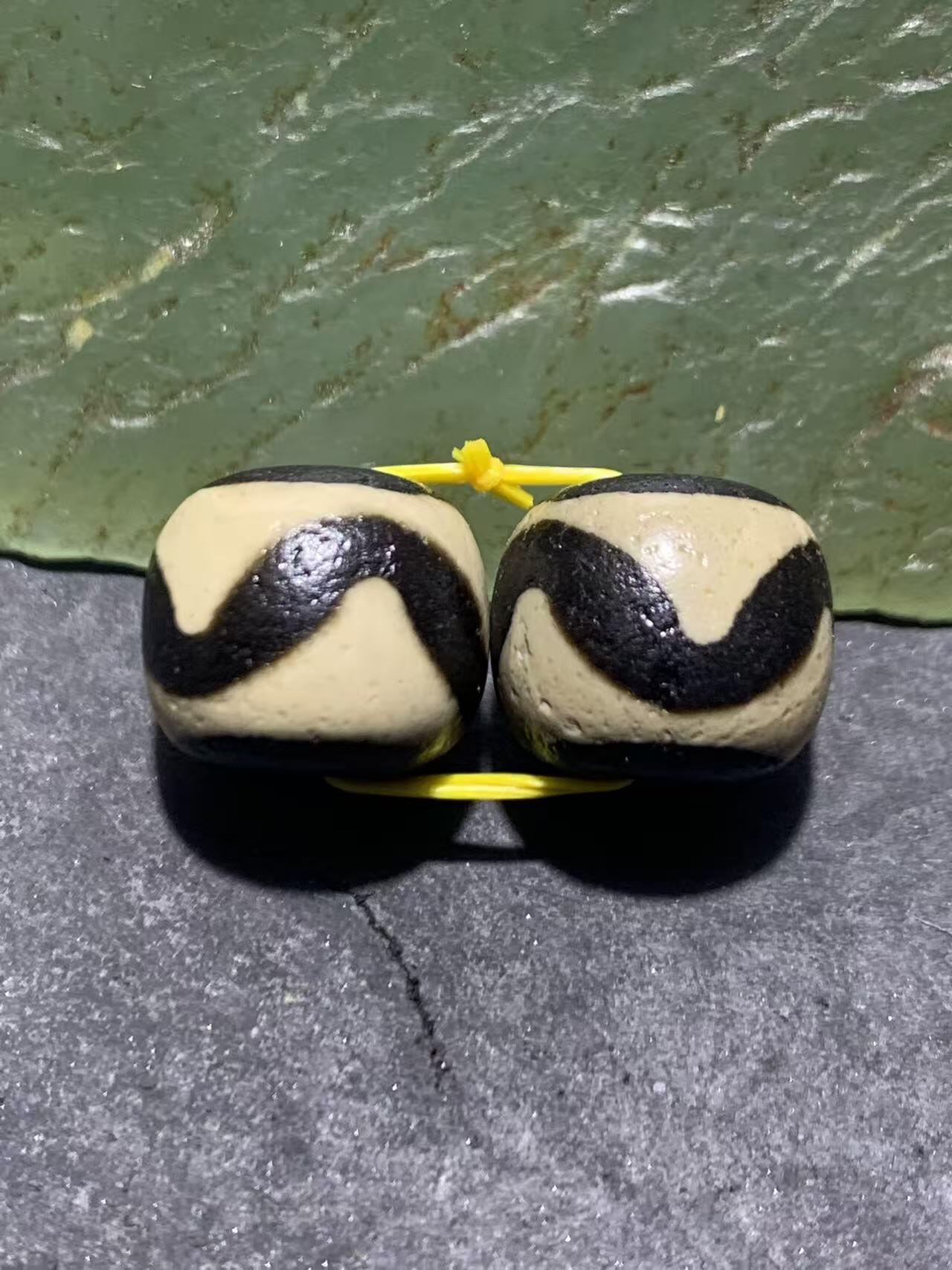 精美藏传虎牙天珠一对，。