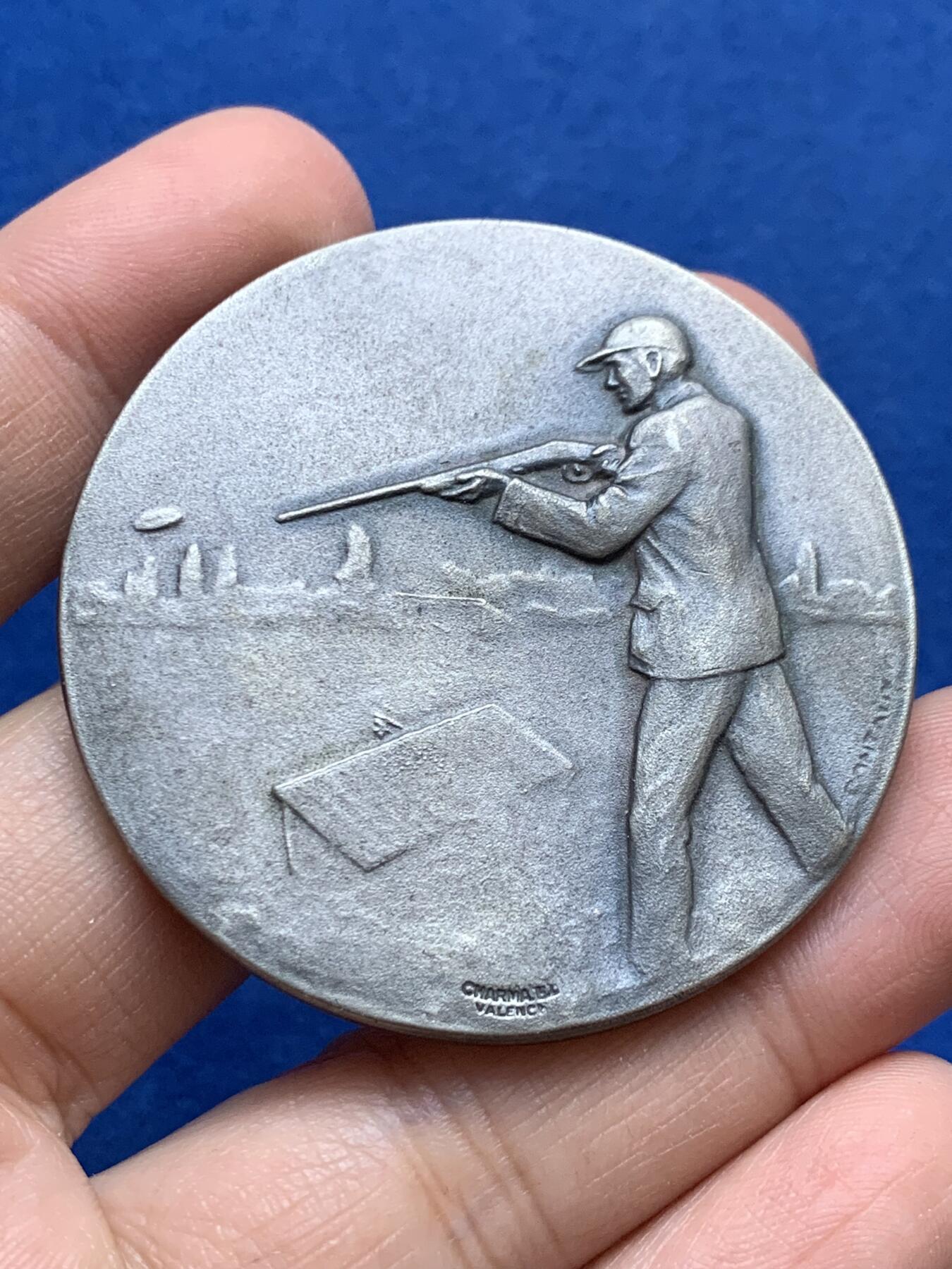 《竞宝斋》第444场 周日，周一，2场连拍 （全场包邮） 法国射击运动单面纪念章 直径50.3mm 重量54.6g