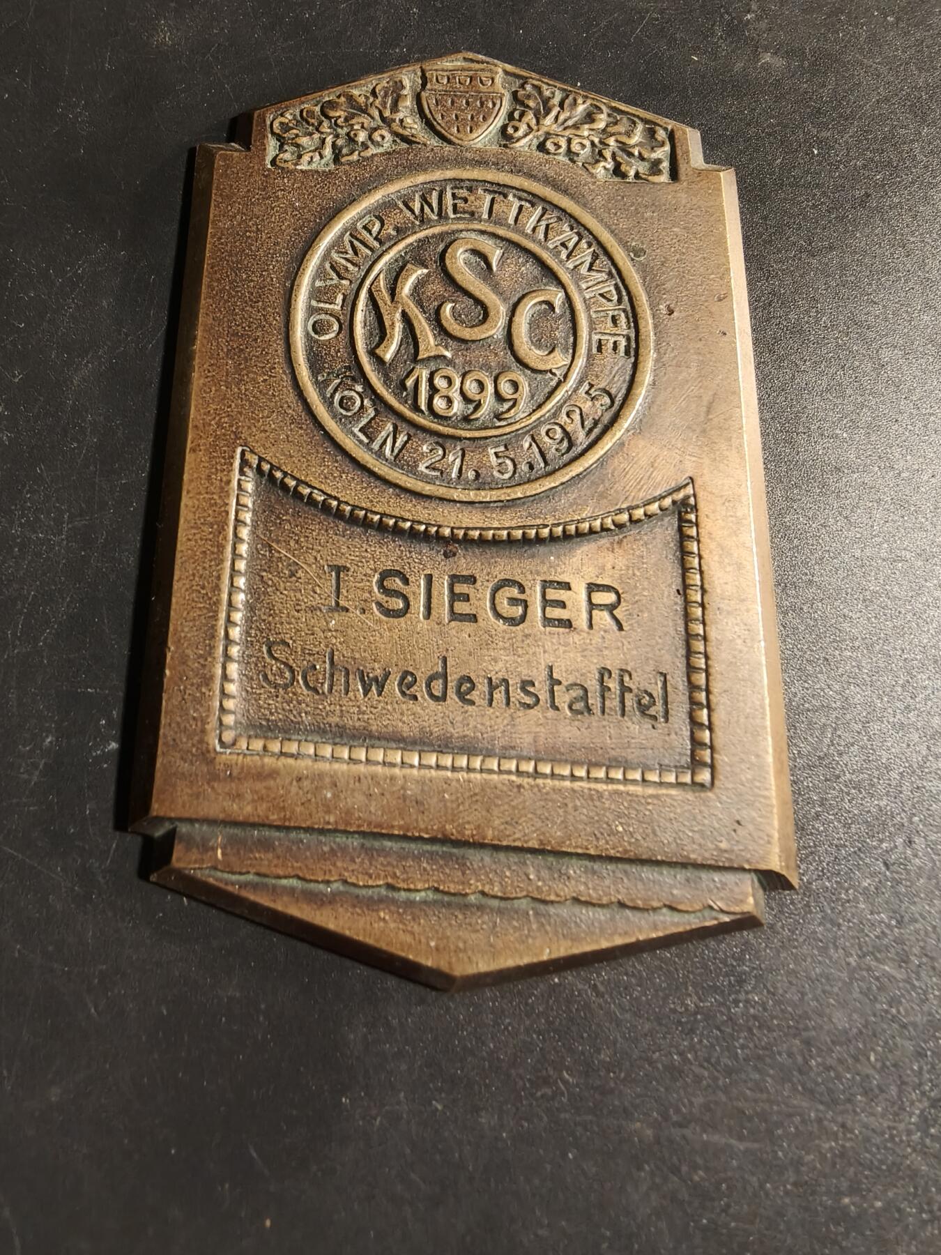 老王徽章第167期 克隆体育俱乐部1919年瑞典接力跑竞赛第一名方形大铜章    尺寸58×97mm.    重量128.9g 