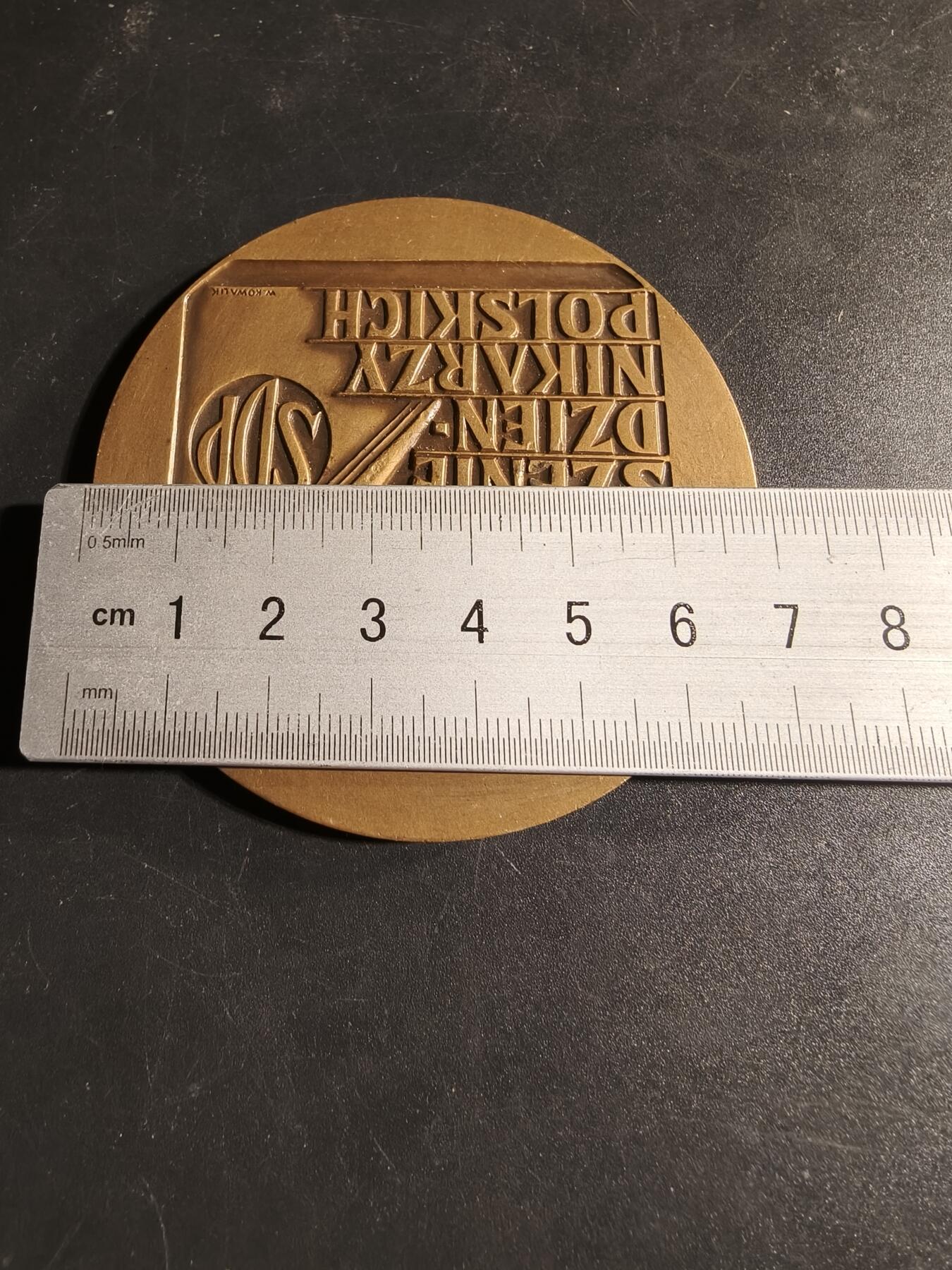 老王徽章第167期 波兰人民共和国新闻工作25周年大铜章    由波兰记者协会颁发     直径70mm.     重量136.4g