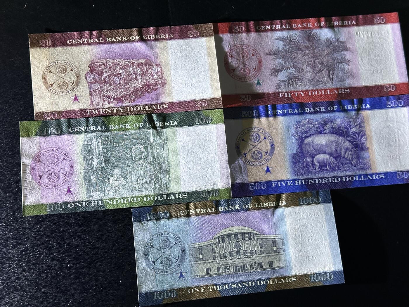 《外钞收藏家》第五百九十期（欧洲强钞、港币、硬通货及丰富裸币大拍场）（本平台长期征集拍品、欢迎藏友们联系合作） 利比里亚20-1000面额 五张一起 全新UNC 尾679