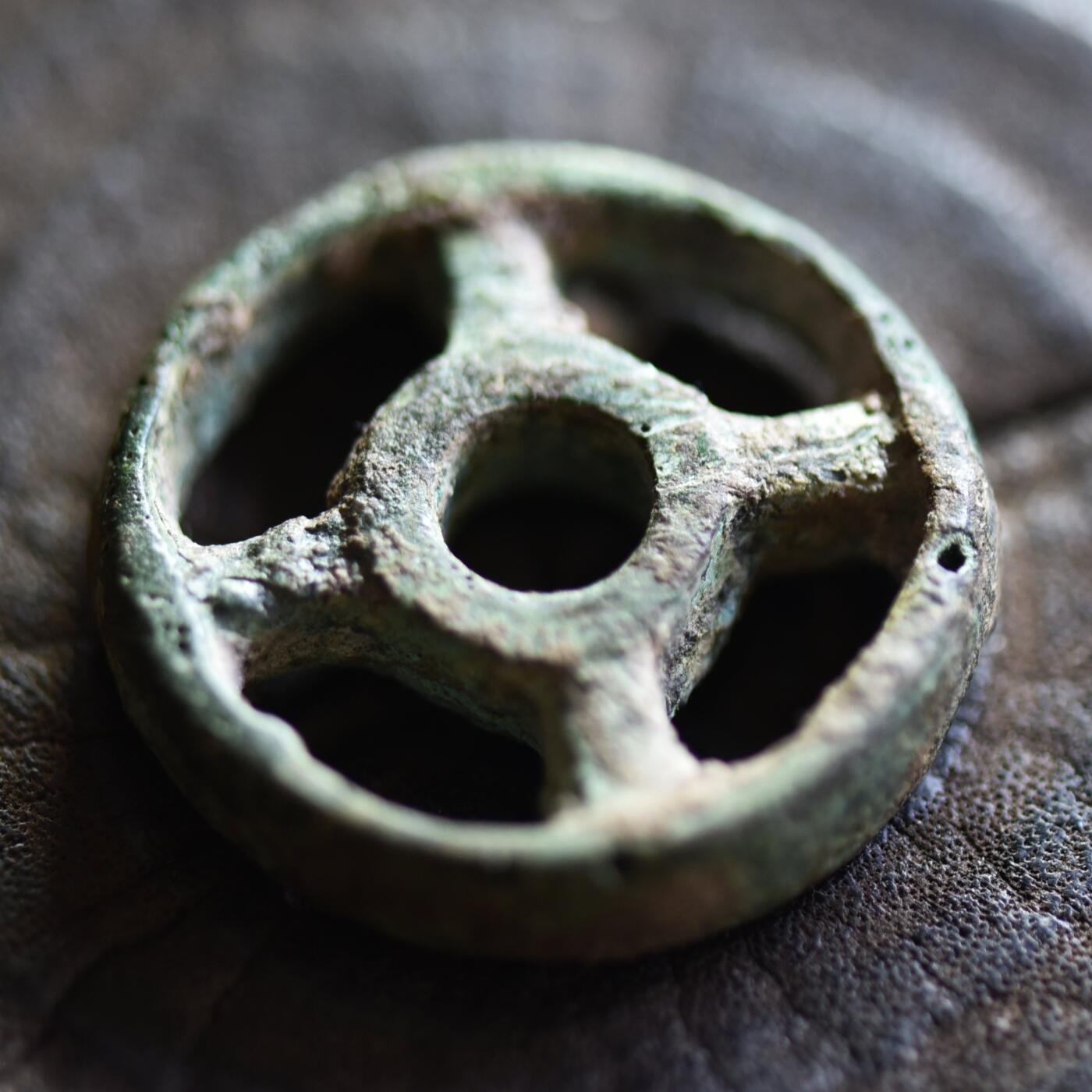 【良泉】【2025年最后一场】12月18日晚19.30点开拍！188组【直播场】西方古代钱币、丝路杂项、印章！ 【藏家出品A】厚重版！罕见！12.48克 ，公元7-8世纪，七河粟特地区，碎叶城，十字藕心钱