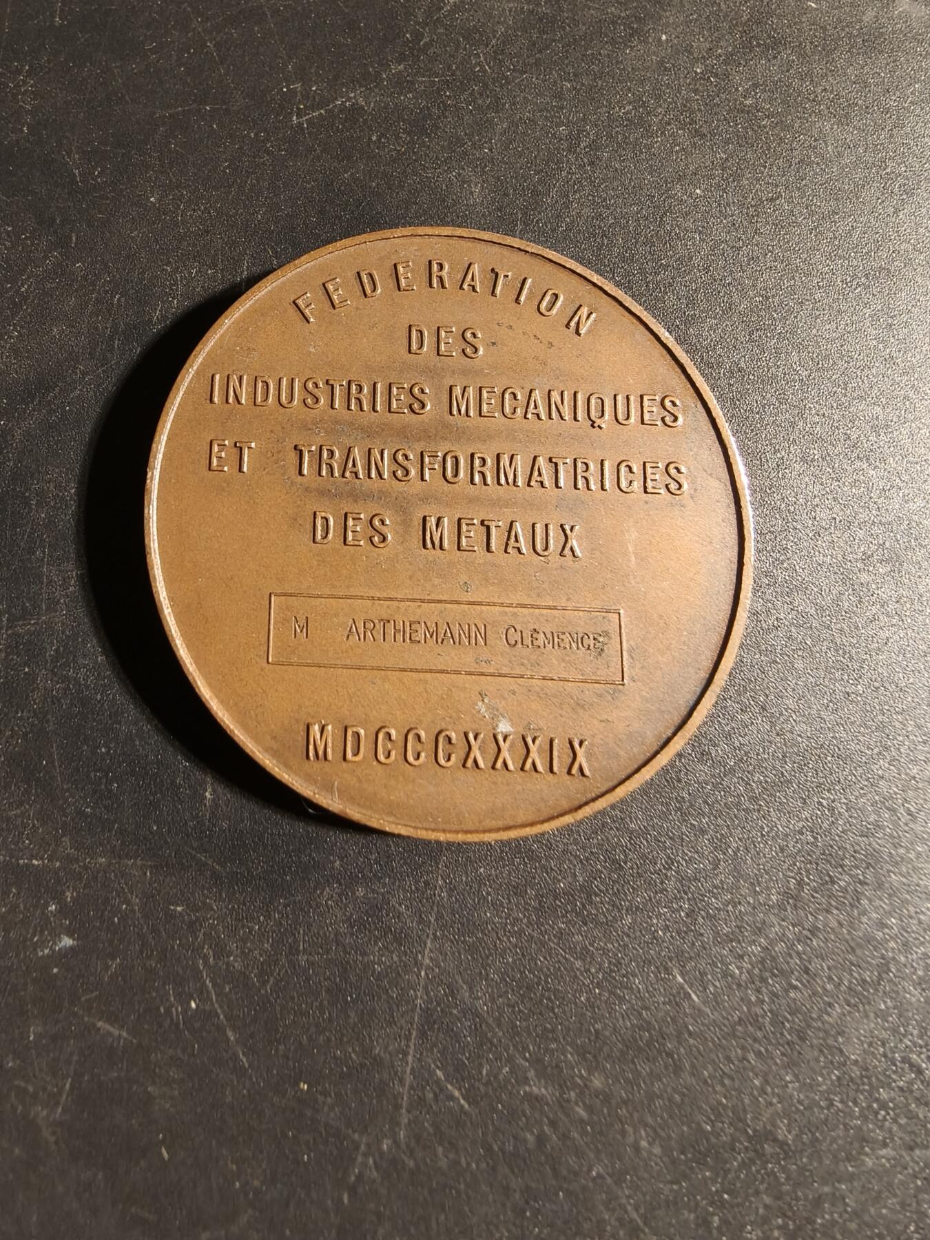 老王徽章第167期 法国机械与金属加工工业联合会大铜章     直径44mm.    重量45.1g