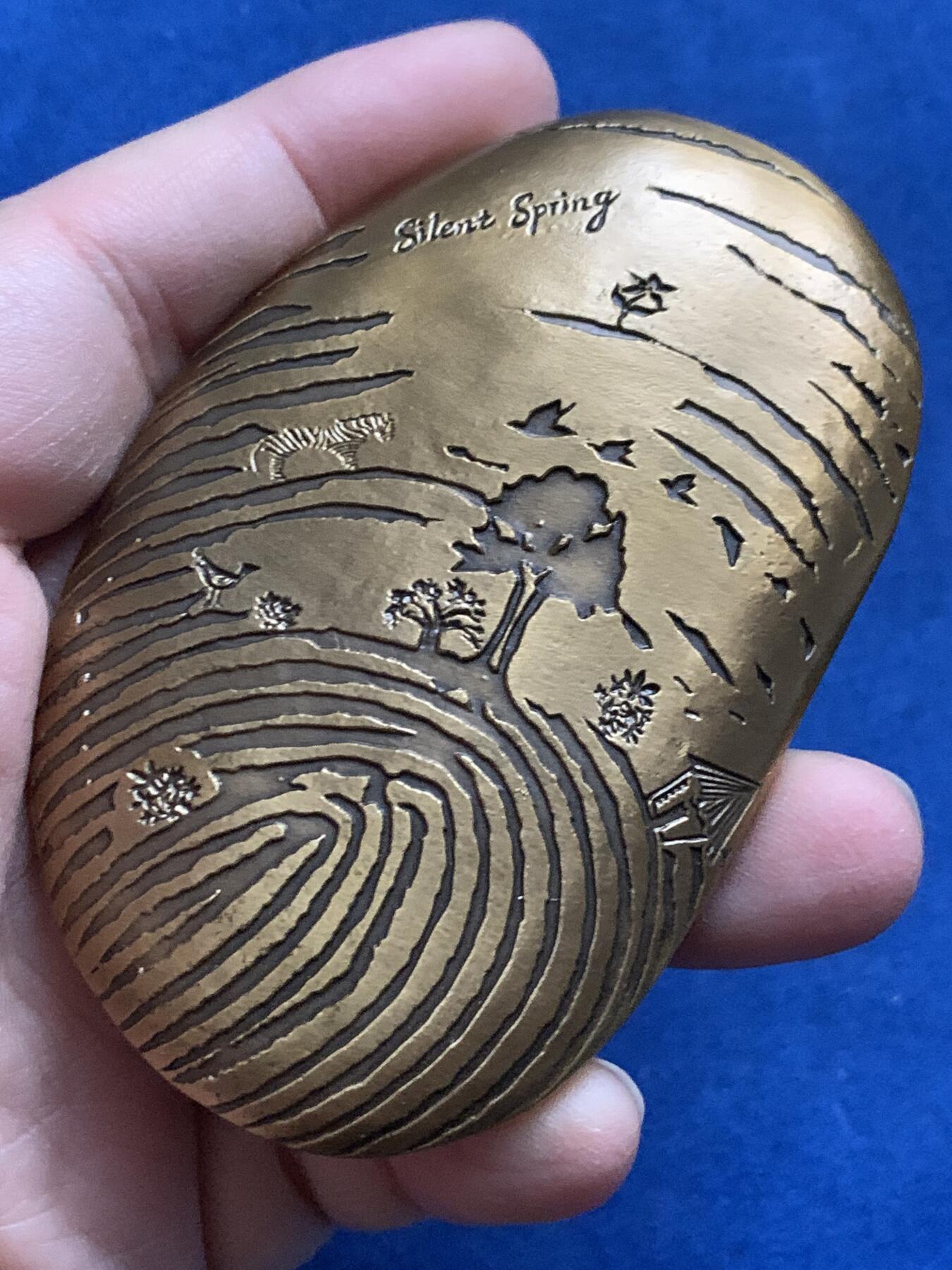 《竞宝斋》第444场 周日，周一，2场连拍 （全场包邮） 寂静的春天铜章，采用新颖独特的鹅卵石形状 ，手感充实圆润 。8.5cm×5.5cm，总重约365.3克，盒证齐全。