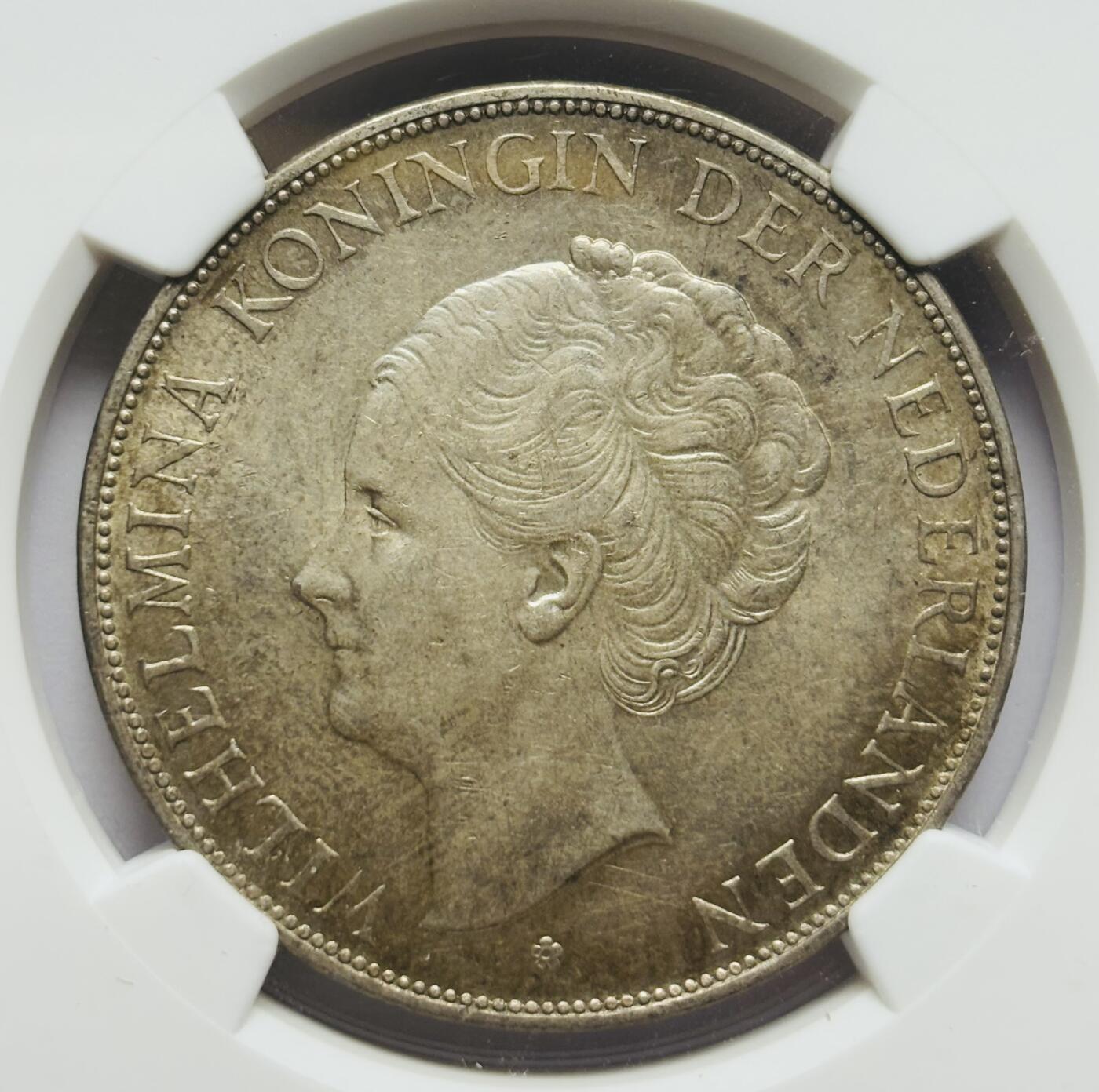 文馨钱币收藏第 283 场，【大雪鉴珍，寒英缀金】金银纪念币精品场，诚邀您的参与【长期接代拍品】 1938 年荷兰威廉明娜女王 2.5 盾大银币 NGC 评级 AU58 分，币面干净光滑，包浆光度层次分明