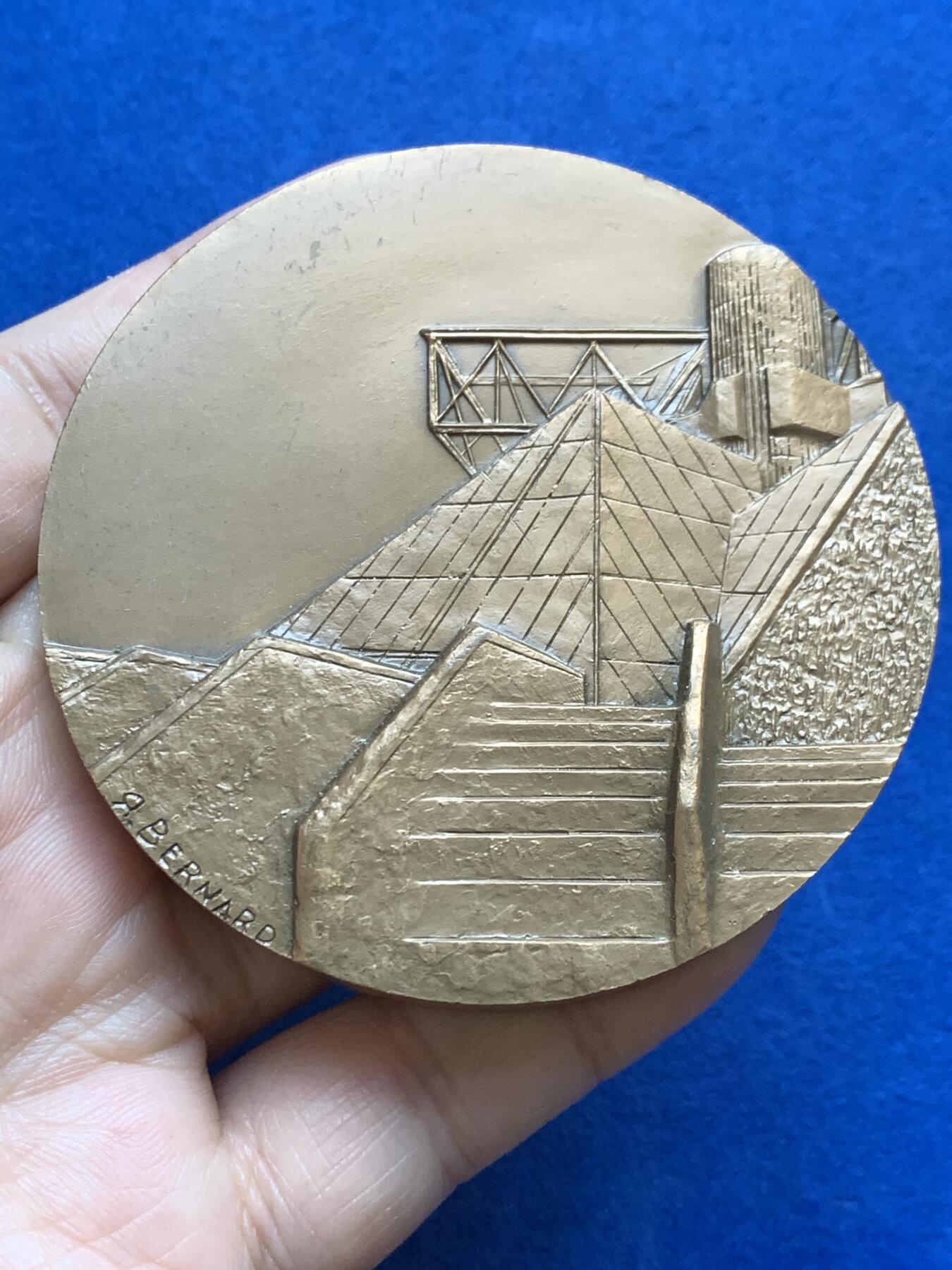 《竞宝斋》第444场 周日，周一，2场连拍 （全场包邮） 法国巴黎贝尔西综合体育馆铜章 263.5克 71.6mm 1984 丰饶角铜标