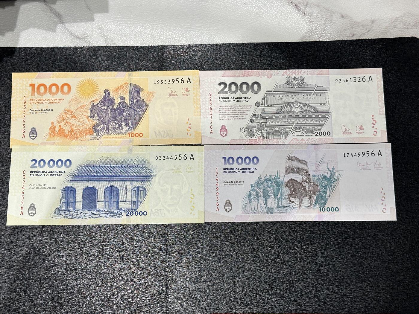 《外钞收藏家》第五百九十期（欧洲强钞、港币、硬通货及丰富裸币大拍场）（本平台长期征集拍品、欢迎藏友们联系合作） 阿根廷1000-2万面额 四张一起 全新UNC 尾6 A冠