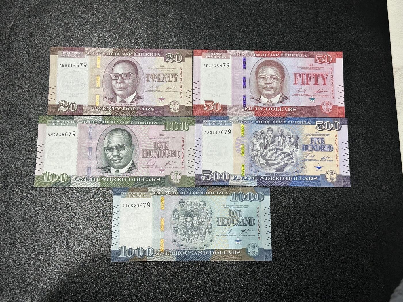 《外钞收藏家》第五百九十期（欧洲强钞、港币、硬通货及丰富裸币大拍场）（本平台长期征集拍品、欢迎藏友们联系合作） 利比里亚20-1000面额 五张一起 全新UNC 尾679