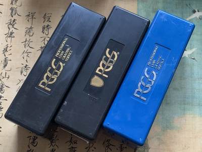 《竞宝斋》第444场 周日，周一，2场连拍 （全场包邮） - PCGS官网收纳盒三个，两黑一蓝，每盒可收纳20枚PCGS评级币。