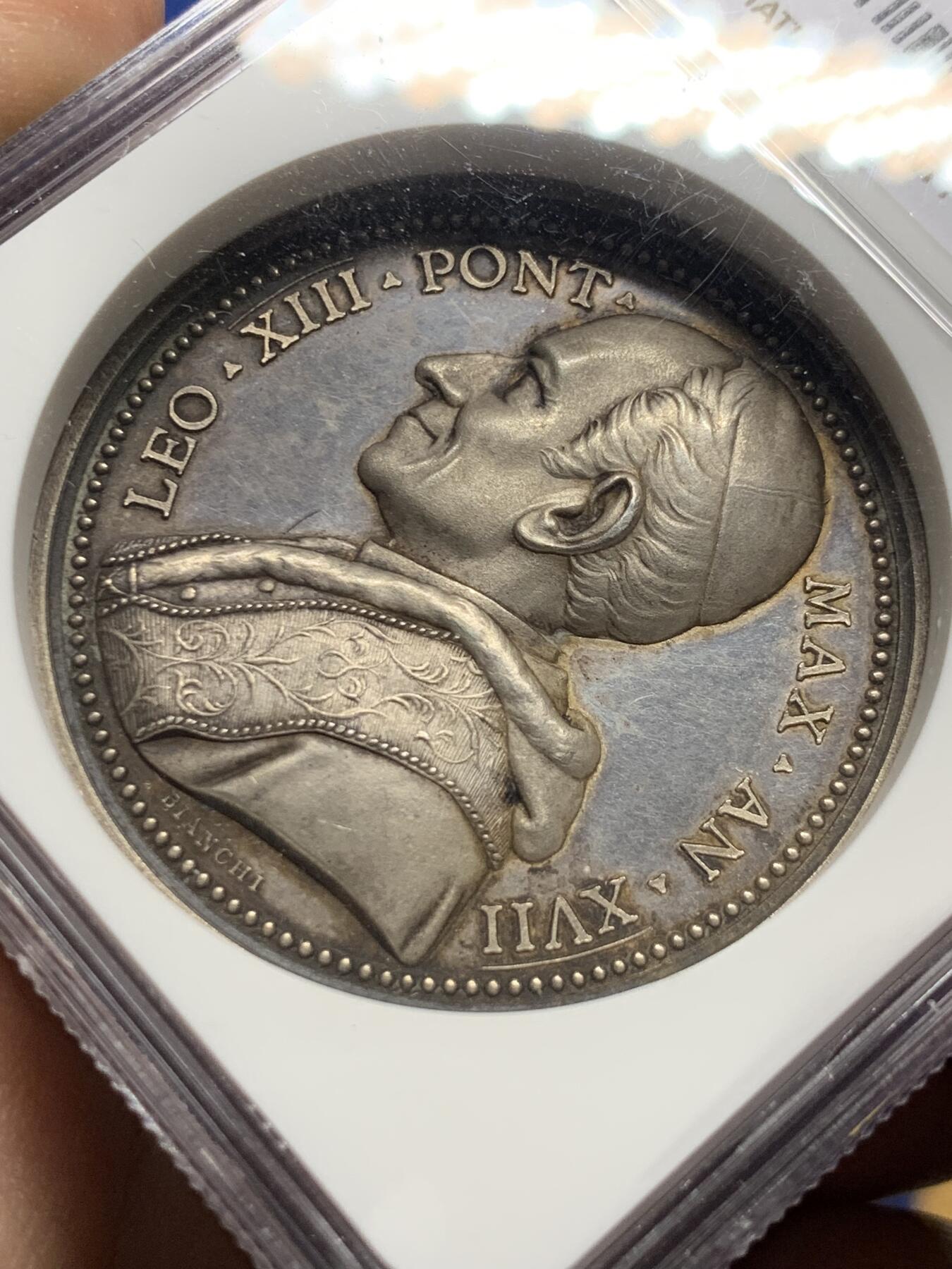 《竞宝斋》第444场 周日，周一，2场连拍 （全场包邮） NGC MS63 高分 1894年梵蒂冈教皇利奥十三世纪念建立印度教区高浮雕精美银章 ，人物栩栩如生，淡彩包浆，细节丝丝入扣，不可多见的珍品。加厚盒