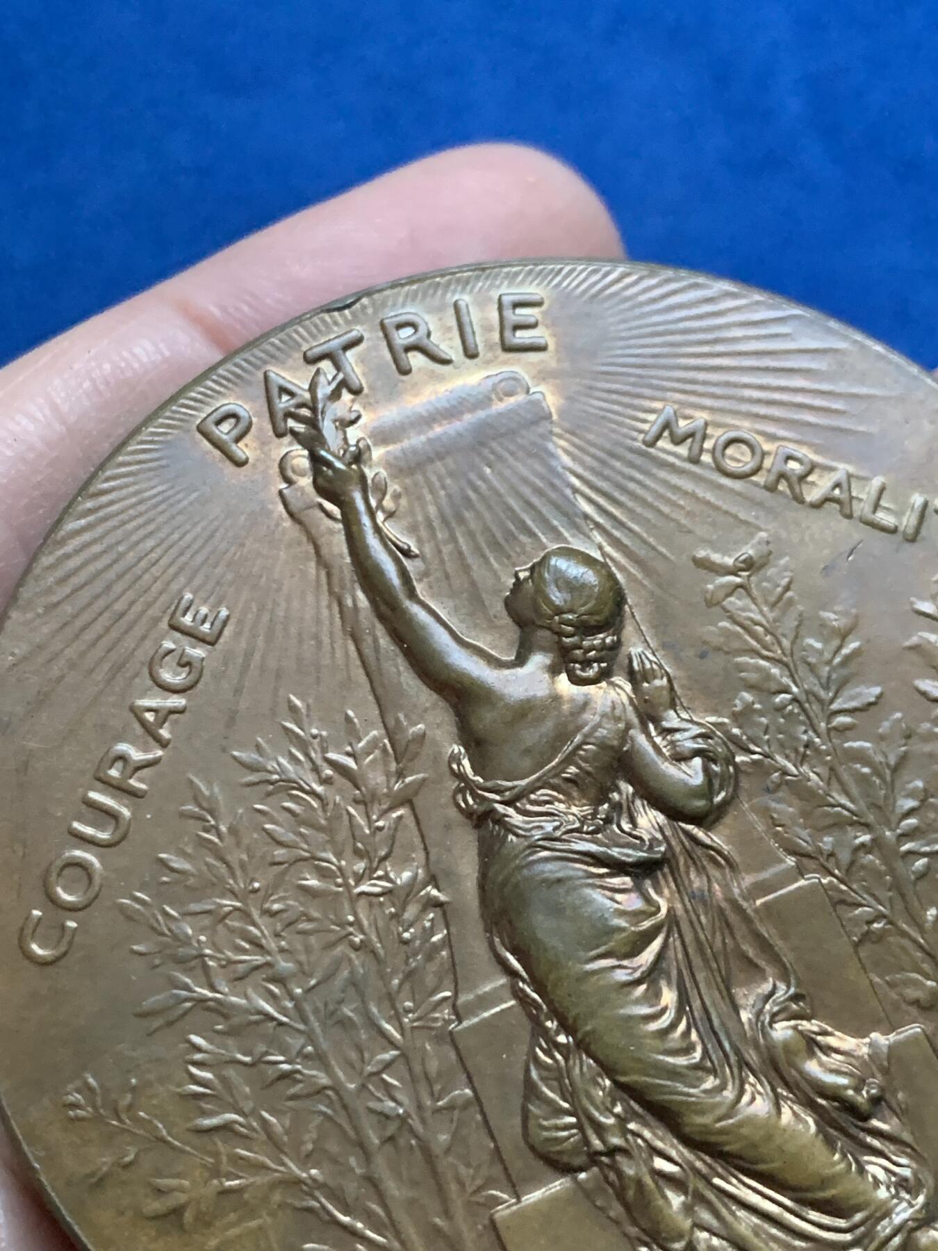 《竞宝斋》第444场 周日，周一，2场连拍 （全场包邮） 法国1890年体操协会联盟 贝桑松分会纪念铜章 82.7克 58.2mm 丰饶角铜标 带原盒 字迹对应