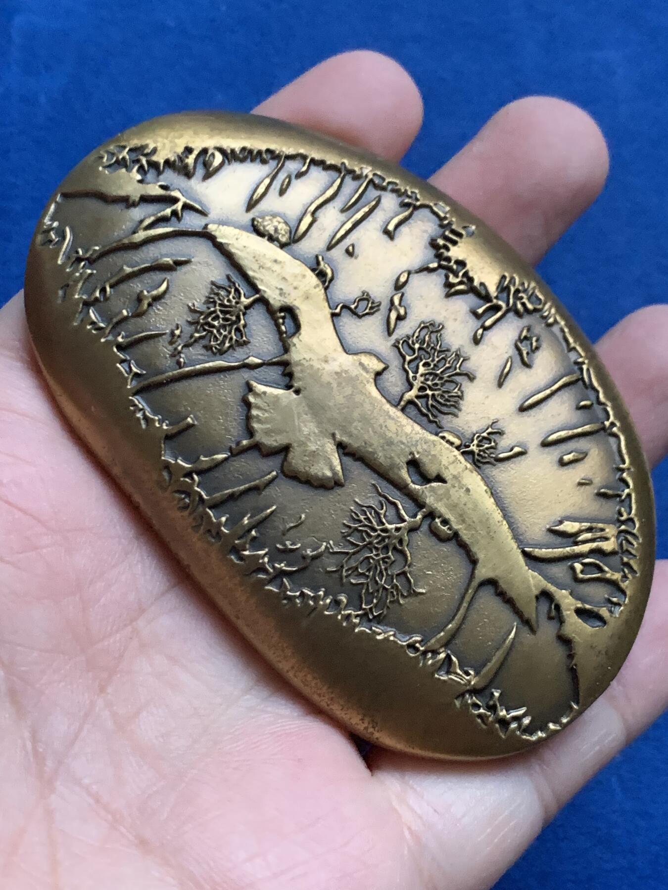 《竞宝斋》第444场 周日，周一，2场连拍 （全场包邮） 寂静的春天铜章，采用新颖独特的鹅卵石形状 ，手感充实圆润 。8.5cm×5.5cm，总重约365.3克，盒证齐全。