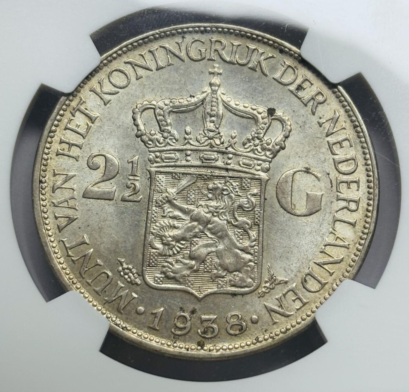 文馨钱币收藏第 283 场，【大雪鉴珍，寒英缀金】金银纪念币精品场，诚邀您的参与【长期接代拍品】 1938 年荷兰威廉明娜女王 2.5 盾大银币 NGC 评级 AU58 分，毛发丝丝可见，肖像神韵生动，光感度拉满，细节看图