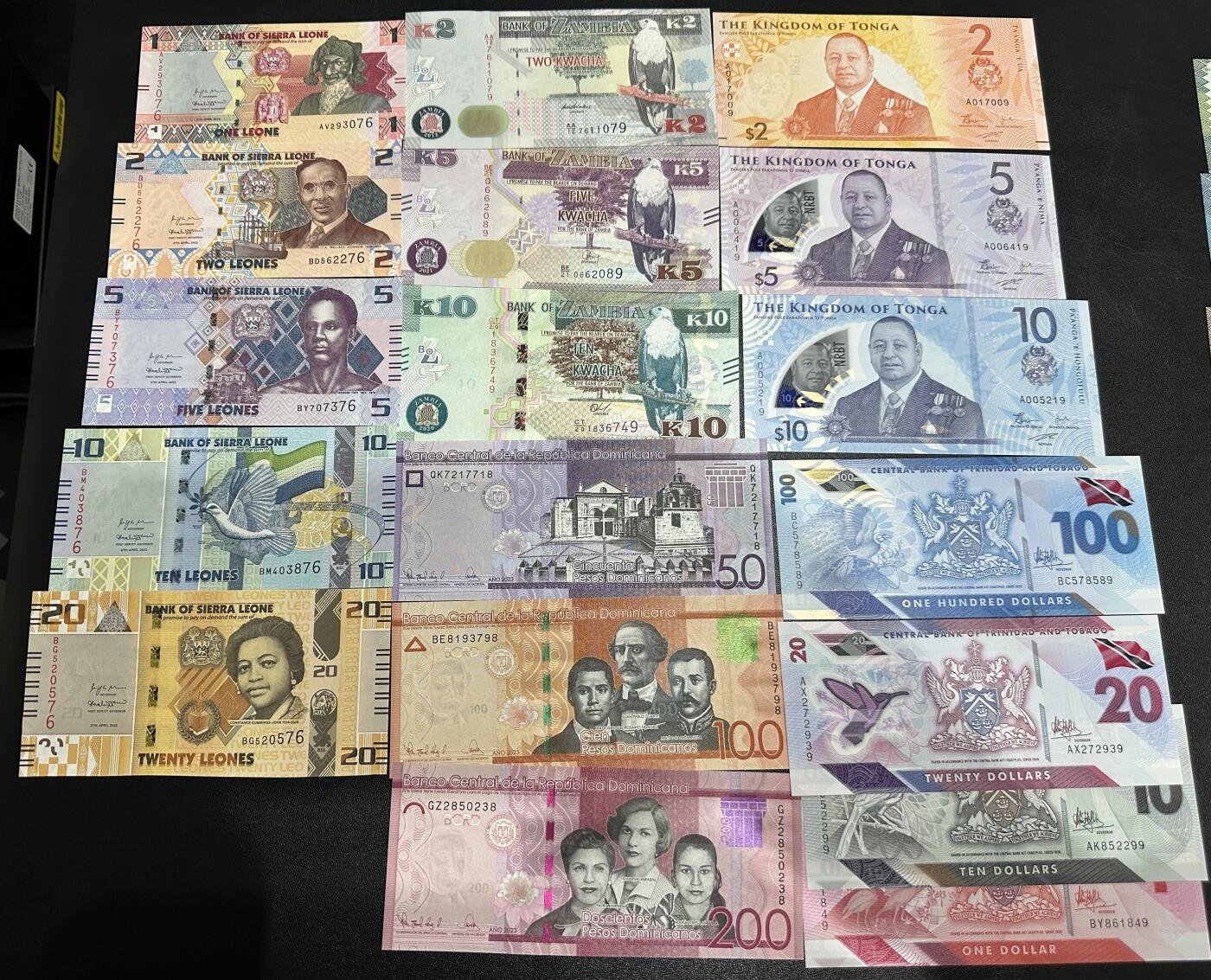 《外钞收藏家》第五百九十期（欧洲强钞、港币、硬通货及丰富裸币大拍场）（本平台长期征集拍品、欢迎藏友们联系合作） 塞拉利昂、赞比亚、多米尼加、汤加、特里达尼亚和多巴哥 五个国家19张一起 全新UNC