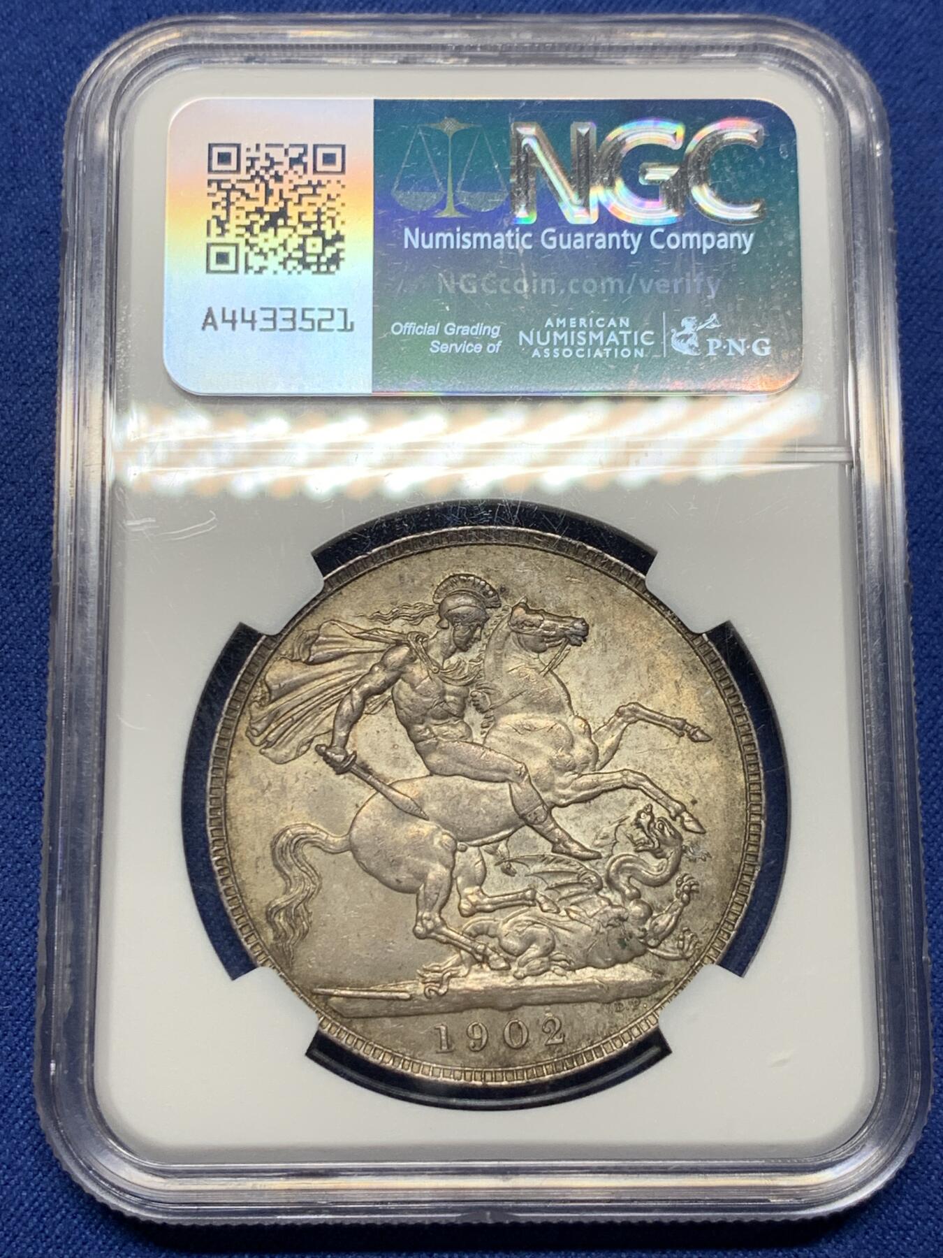 《竞宝斋》第444场 周日，周一，2场连拍 （全场包邮） NGC MS61 英国1902年爱德华七世马剑克朗银币，正面浓郁五彩包浆，背面原状态英伦包浆，非常不错的一枚