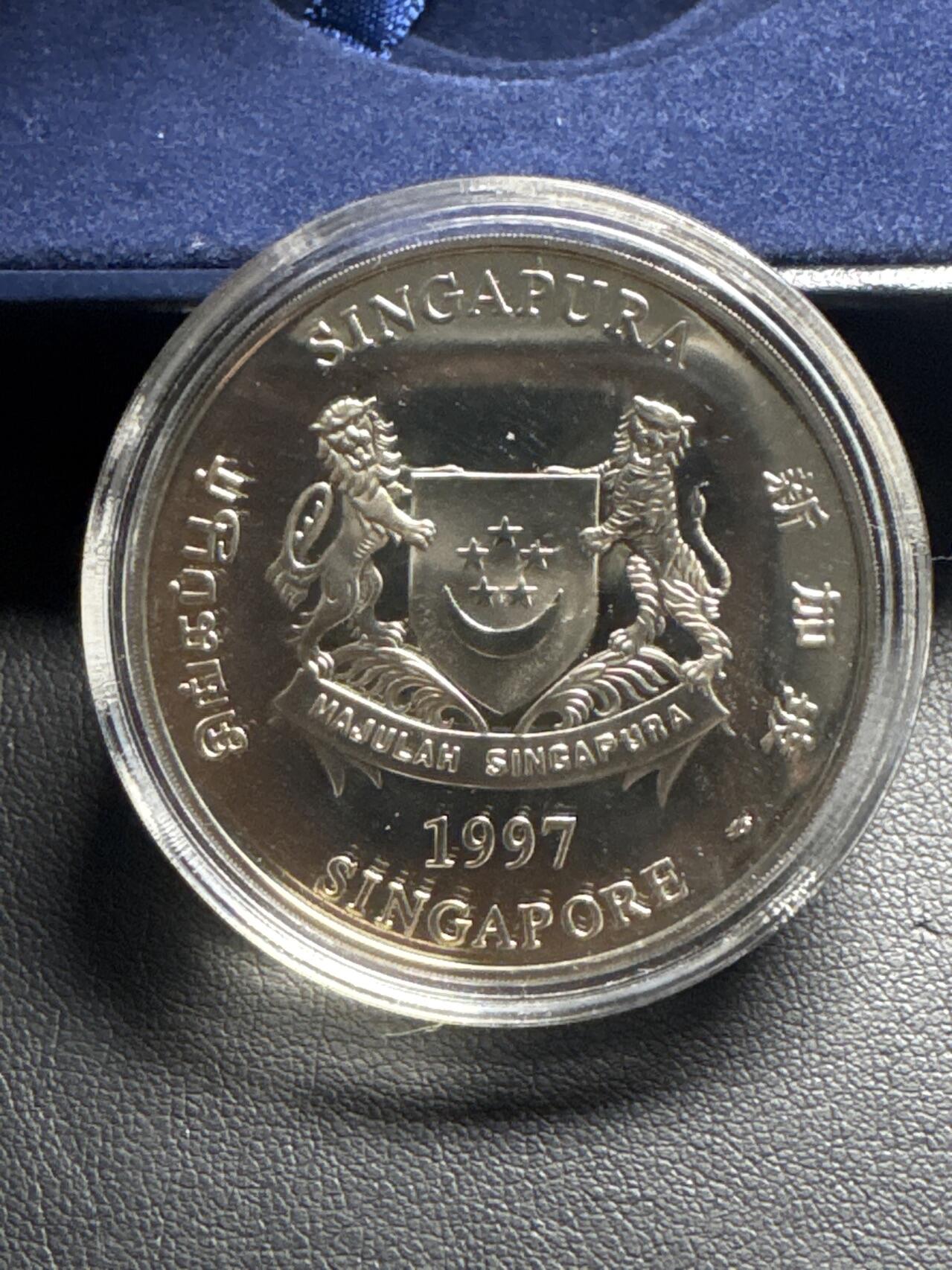 ❤️【币观天下】❤️ 第333期钱币拍卖- 2025.12.5周五晚上6点半场-长期征集拍品 新加坡1997年联合国儿童基金会精制纪念银币盒证齐全