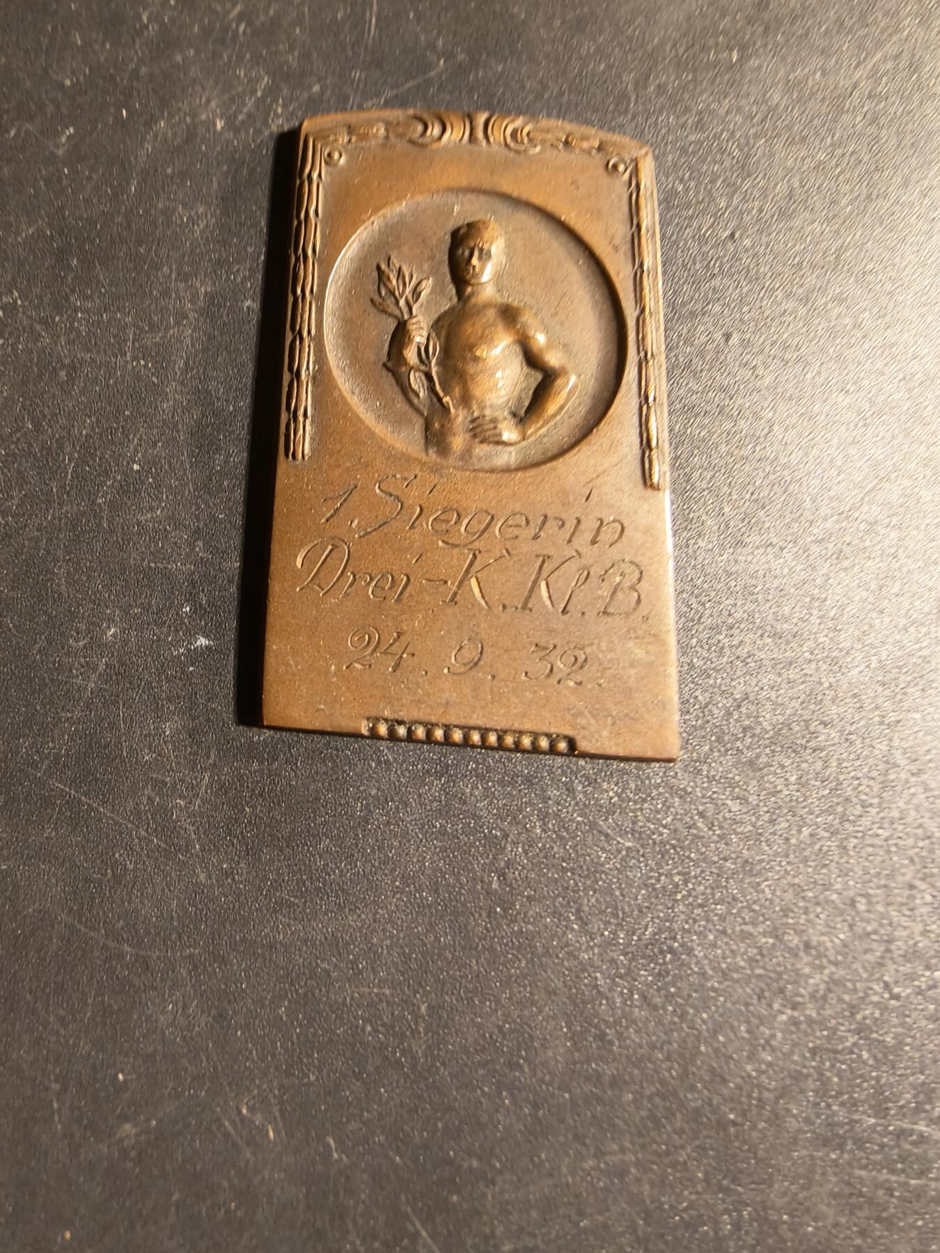 老王徽章第167期 瑞典田径竞赛方形大铜章     尺寸27×40mm.    重量22.3g