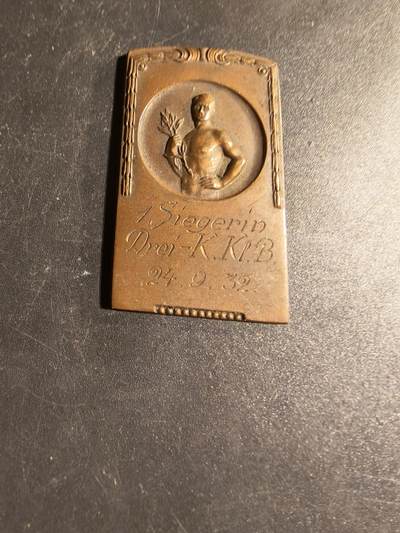 老王徽章第167期 - 瑞典田径竞赛方形大铜章     尺寸27×40mm.    重量22.3g