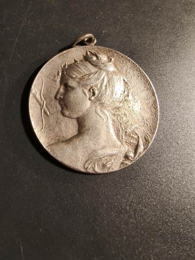 老王徽章第167期 - 法国希腊女神阿耳忒弥斯纪念章       直径44mm.    重量27.6g