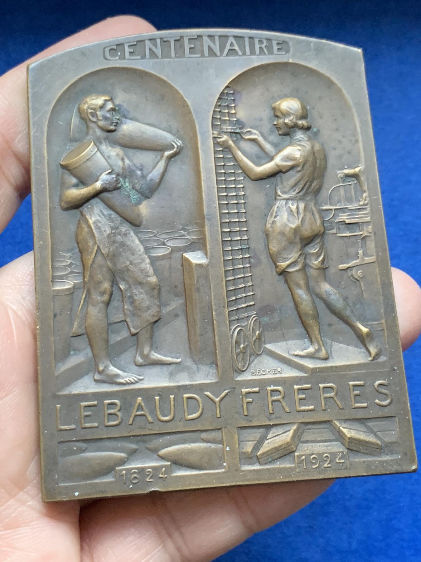 《竞宝斋》第444场 周日，周一，2场连拍 （全场包邮） 法国1924年勒博迪兄弟公司成立100周年纪念铜章 140.1克 60*80mm 三角铜标