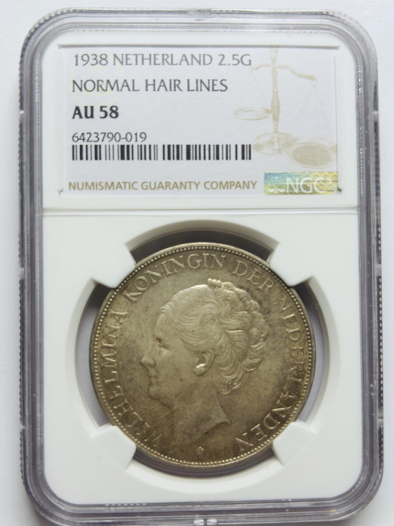 文馨钱币收藏第 283 场，【大雪鉴珍，寒英缀金】金银纪念币精品场，诚邀您的参与【长期接代拍品】 1938 年荷兰威廉明娜女王 2.5 盾大银币 NGC 评级 AU58 分，币面干净光滑，包浆光度层次分明