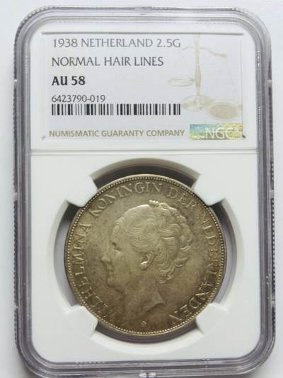 文馨钱币收藏第 283 场，【大雪鉴珍，寒英缀金】金银纪念币精品场，诚邀您的参与【长期接代拍品】 - 1938 年荷兰威廉明娜女王 2.5 盾大银币 NGC 评级 AU58 分，币面干净光滑，包浆光度层次分明