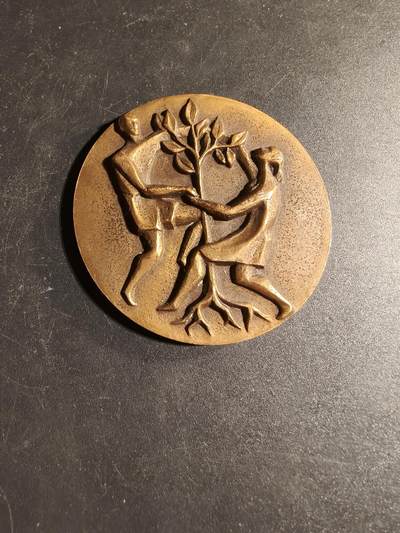 老王徽章第167期 - 法国教育联盟百年大铜章     正面双人植树     直径54mm.    重量69.3