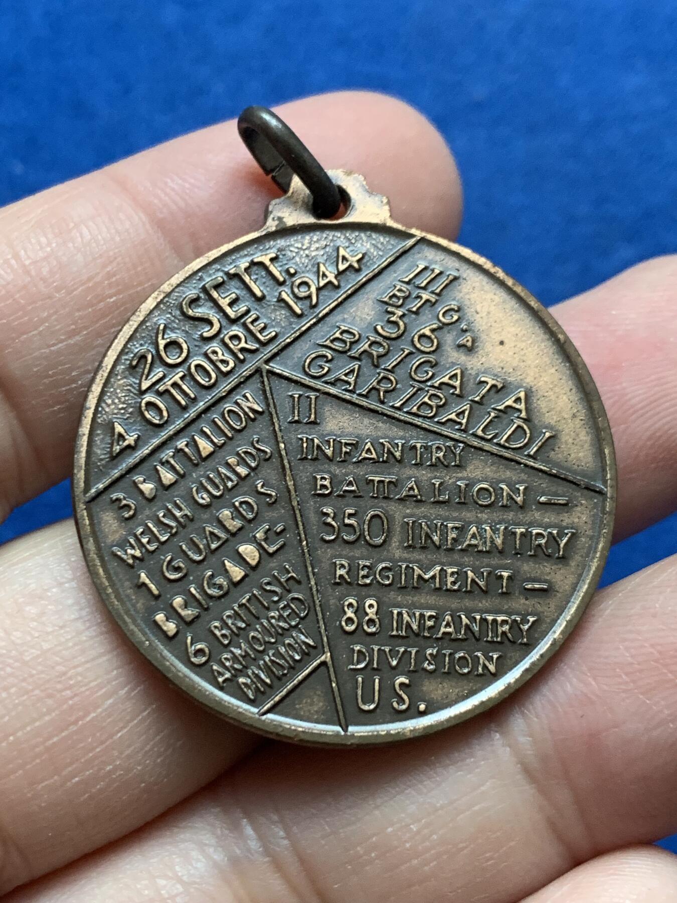 《竞宝斋》第444场 周日，周一，2场连拍 （全场包邮） 意大利反法西斯武装纪念章 带环重20.3克 35.3mm