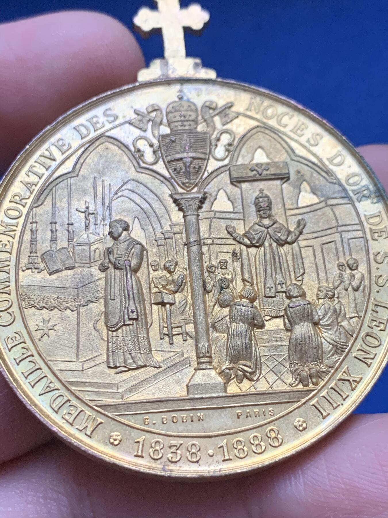 《竞宝斋》第444场 周日，周一，2场连拍 （全场包邮） 教皇利奥十三世纪念镀金铜章 36.8克 46.5mm 细节见图