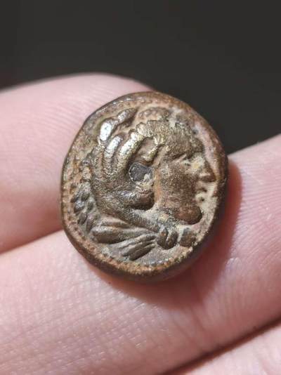 星盘世界钱币十二月六日古典币专场 - 希腊化早期狮皮铜币 背面是弓袋和大棒 亚帝或者继业者发行 这个品种的好品极其难得，而且非常昂贵，此枚品相已经算是很不错的了