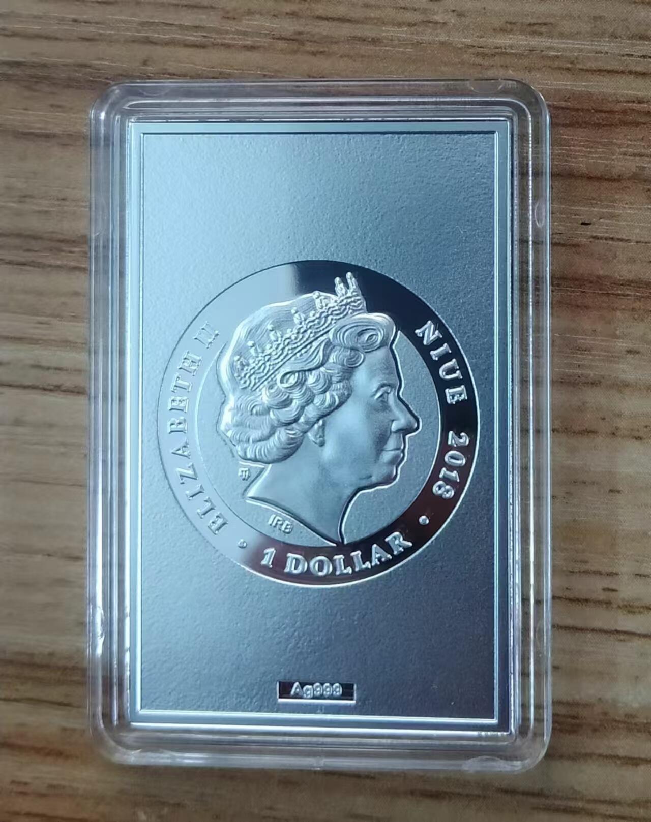 ❤️【币观天下】❤️ 第333期钱币拍卖- 2025.12.5周五晚上6点半场-长期征集拍品 纽埃2018年，凡·埃克兄弟 名画,根特组画系列-“歌唱天使”，异形、镀金、彩色精制银币. 盒证全. 发行仅555枚. 颜色存在凸色现象(由于特有的着色工艺),属于正常现象. 超级精美高颜值漂亮银币. 稀有大师名画系列银币. 国外售价151美元