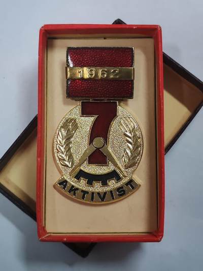 韵星假日拍卖第三十一期 -- Rimey Holidays Auction 31 - 民主德国七年计划劳动模范奖章 带原盒