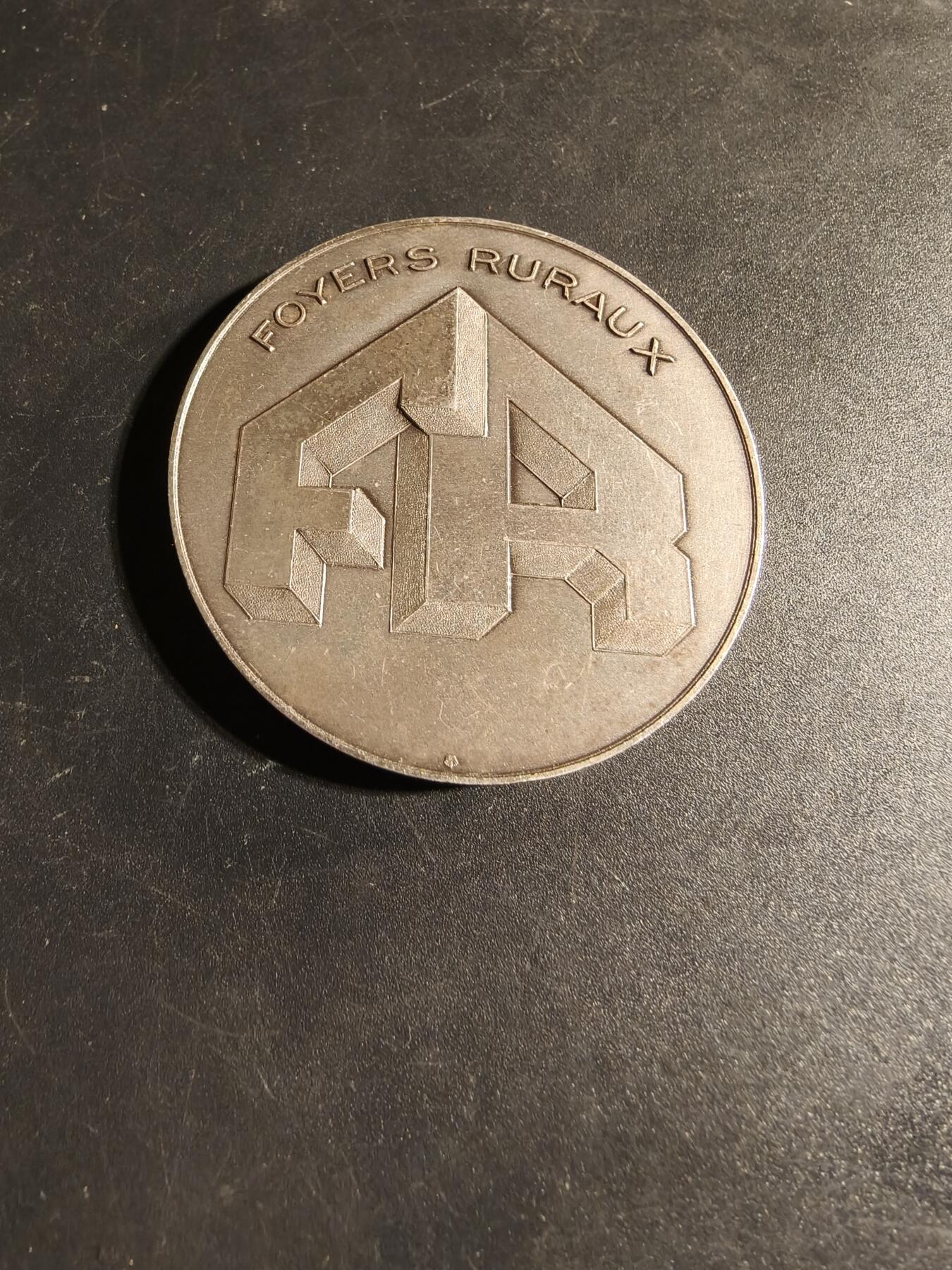 老王徽章第167期 法国乡村社区中心镀银大铜章    直径50mm.    重量83.7g